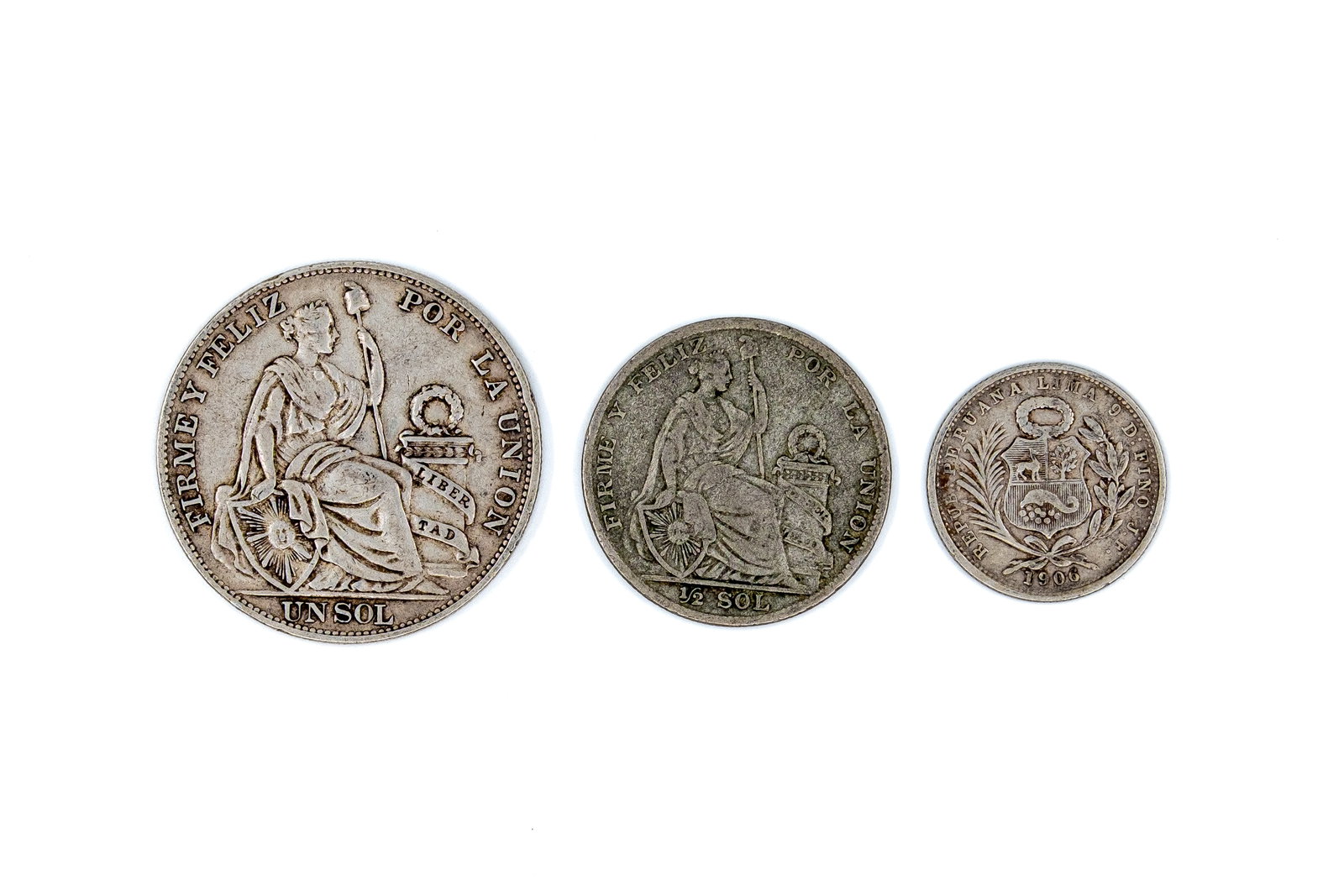 A lot of three Peruvian silver Sol issues, 19th-20th century: A lot of three Peruvian silver Sol issues, 19th-20th century. All Sol denominations with seated Liberty and armorial designs. Weight: 24,9 - 12,2 - 4,9g