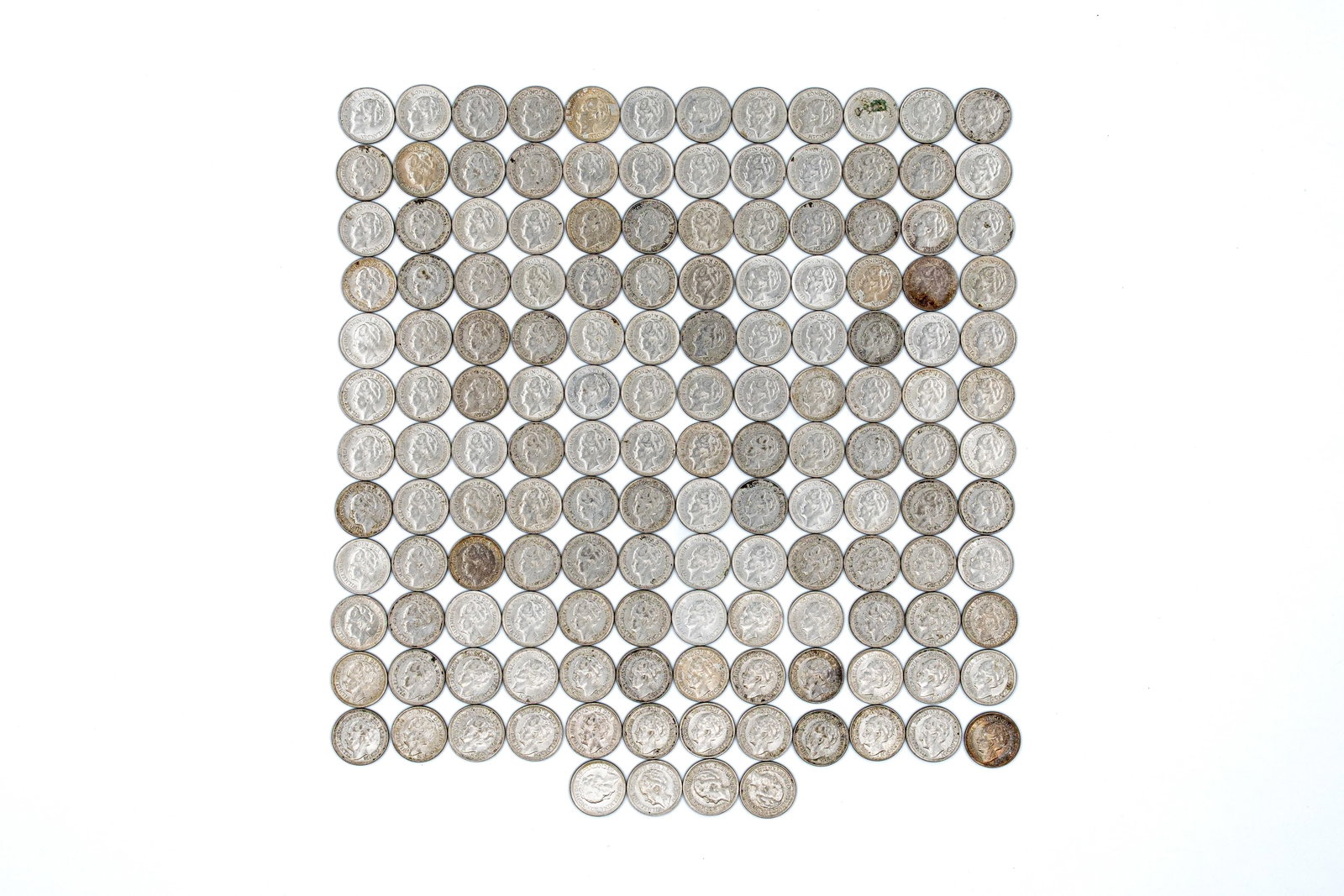 A lot of 148 Dutch silver 10 Cents coins of Wilhelmina, 20th century (1 of 2)