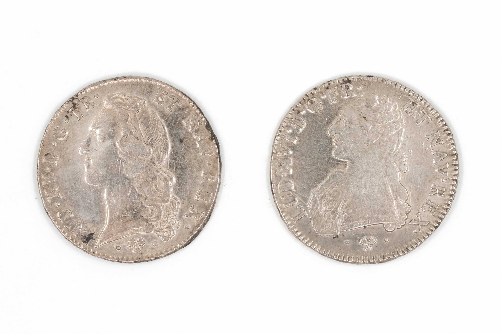 A lot of two French silver coins of Louis XV, dated 1765 and 1776: A lot of two French silver coins of Louis XV, dated 1765 and 1776. Both depicting the bust of Louis XV, with crowned oval shield bearing fleurs-de-lis within wreath on the reverse. Weight: 29,4 - 29,2