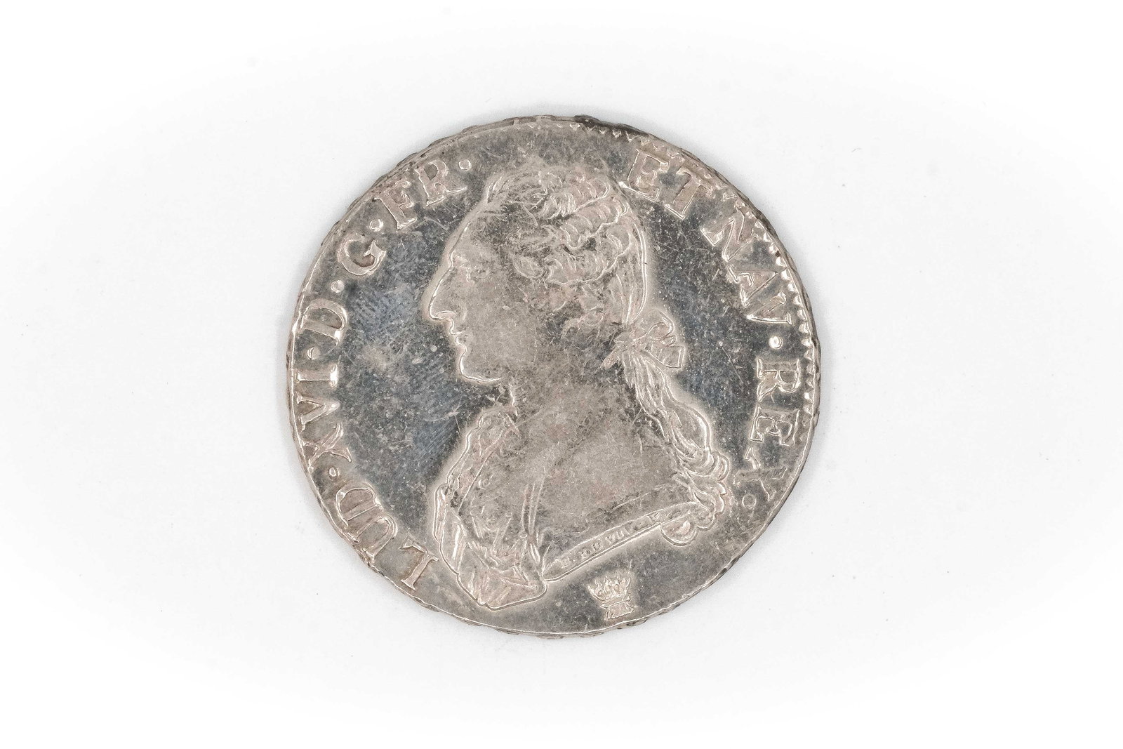 A French silver coin of Louis XVI, dated 1791: A French silver coin of Louis XVI, dated 1791. With draped bust of the king and crowned shield bearing fleurs-de-lis within wreath on the reverse. Weight: 29,5g