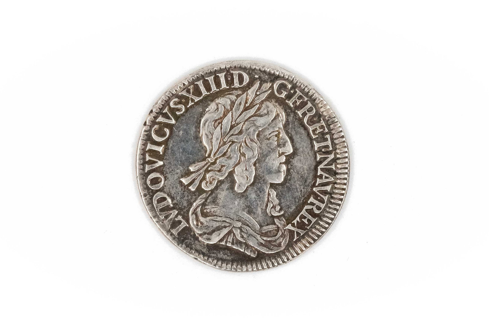 A French silver écu of Louis XIII, dated 1642: A French silver écu of Louis XIII, dated 1642. Depicting the laureate bust of Louis XIII, with crowned shield bearing fleurs-de-lis on the reverse. Weight: 6,7g