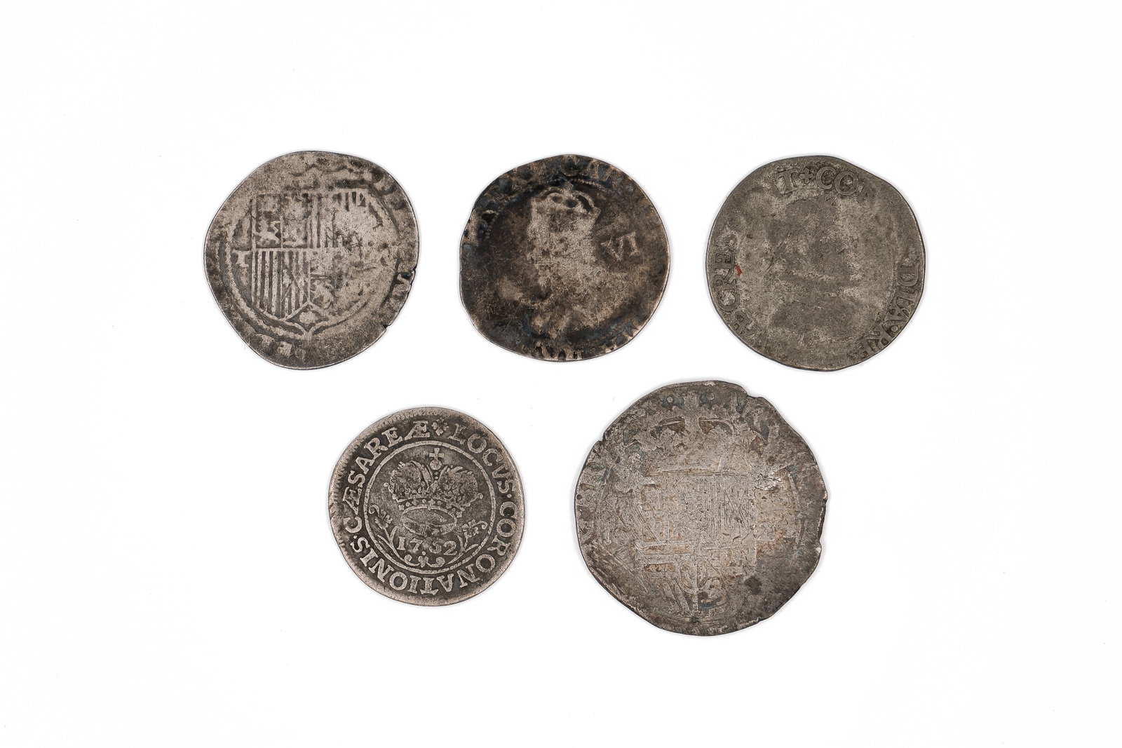 A lot of five European silver coins, dated 17th-18th century: A lot of five European silver coins, dated 17th-18th century. Featuring various crowned shields, busts, and cross designs. Weight: 2,3 - 2,5 - 3,5 - 2,7 - 4,5g