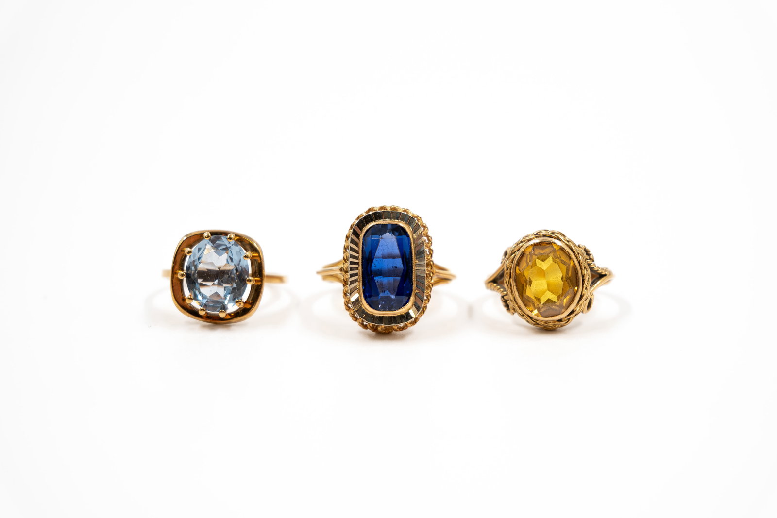A composed lot of three antique 18k gold rings (1 of 7)