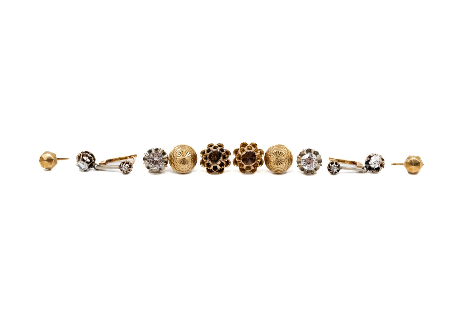 A composed lot of five pairs of antique 18k gold earrings (1 of 8)