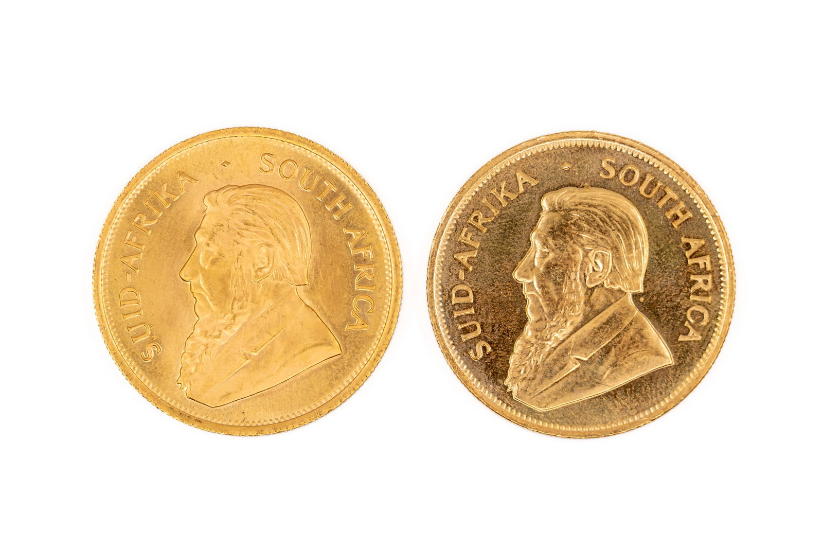 A lot of two South African kruggerrand gold coins dated 1970-1980: A lot of two South African kruggerrand gold coins dated 1970-1980. Featuring Paul Kruger on the obverse and a springbuck and denomination on the reverse. Total weight: 68,2 g