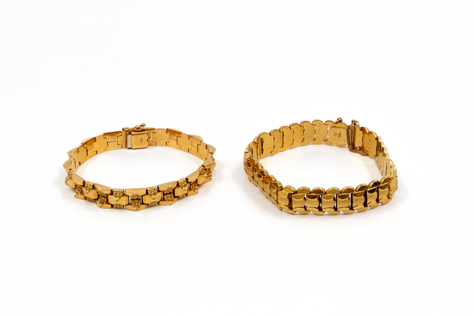 A composed lot of two antique 18k gold bracelets (1 of 8)