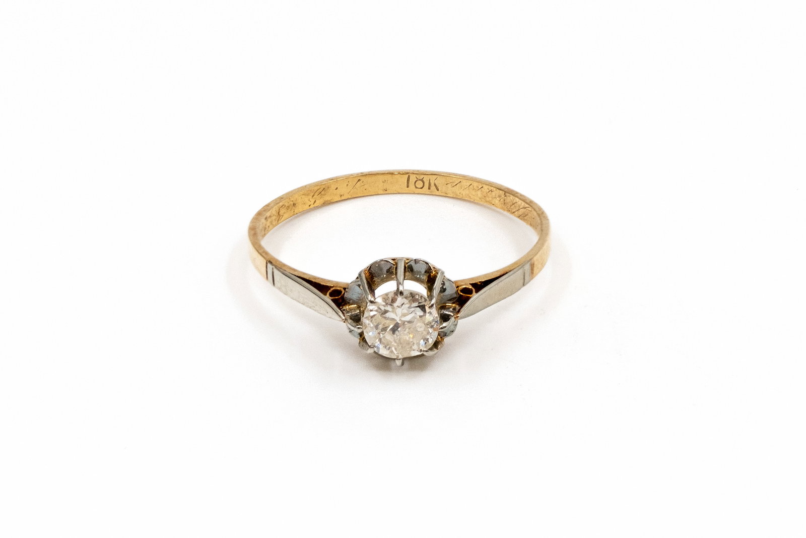 An antique 18k yellow gold ring with an old cut diamond: An antique 18k yellow gold ring with an old cut diamond. Total weight: 1,8 g