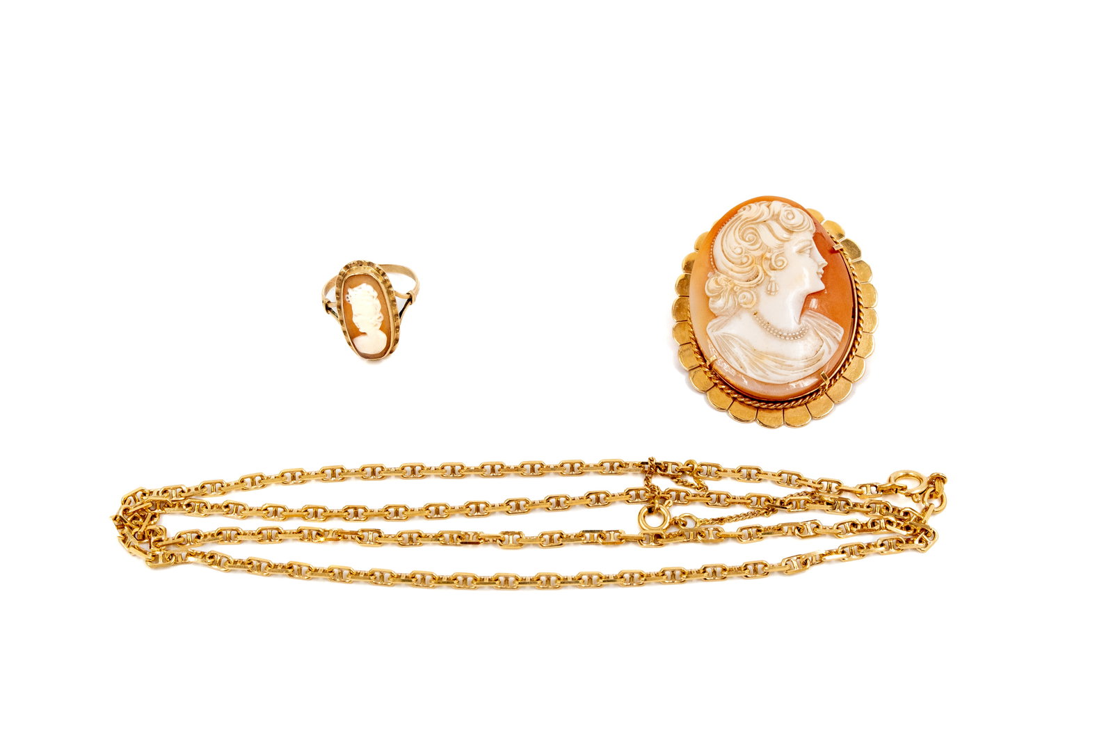 An 18k gold parure set decorated with camees (1 of 6)