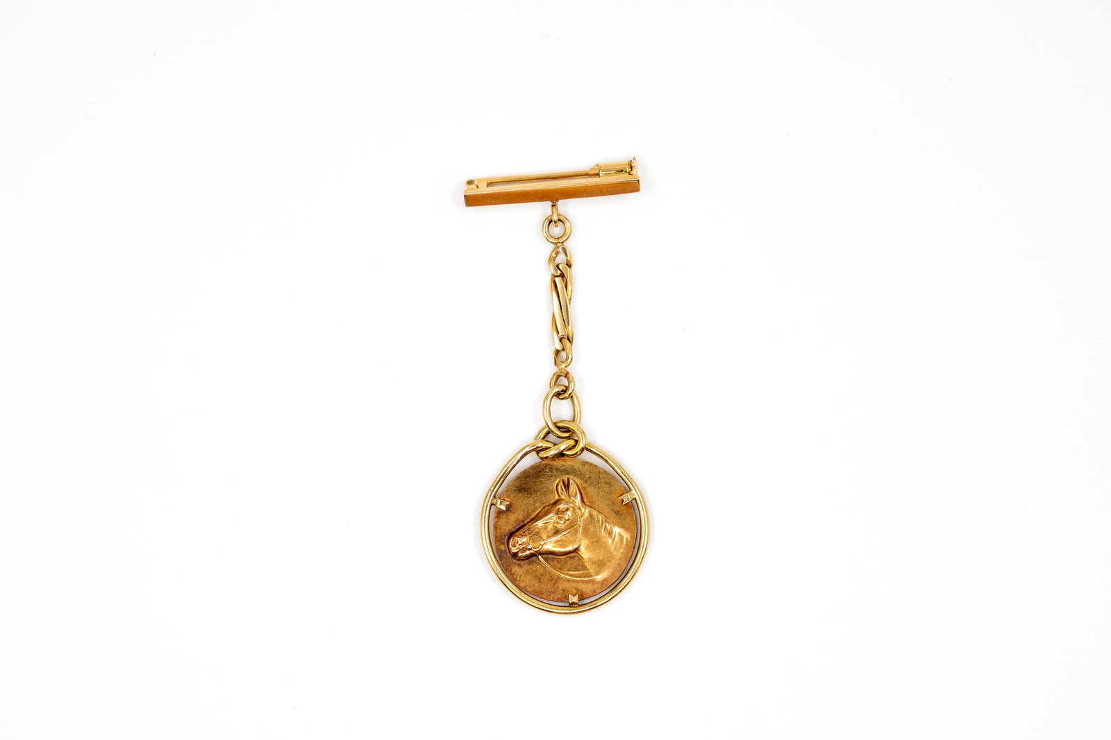An antique 18k gold chest pin depicting a horsehead: An antique 18k gold chest pin depicting a horsehead. Total weight: 7,6 g