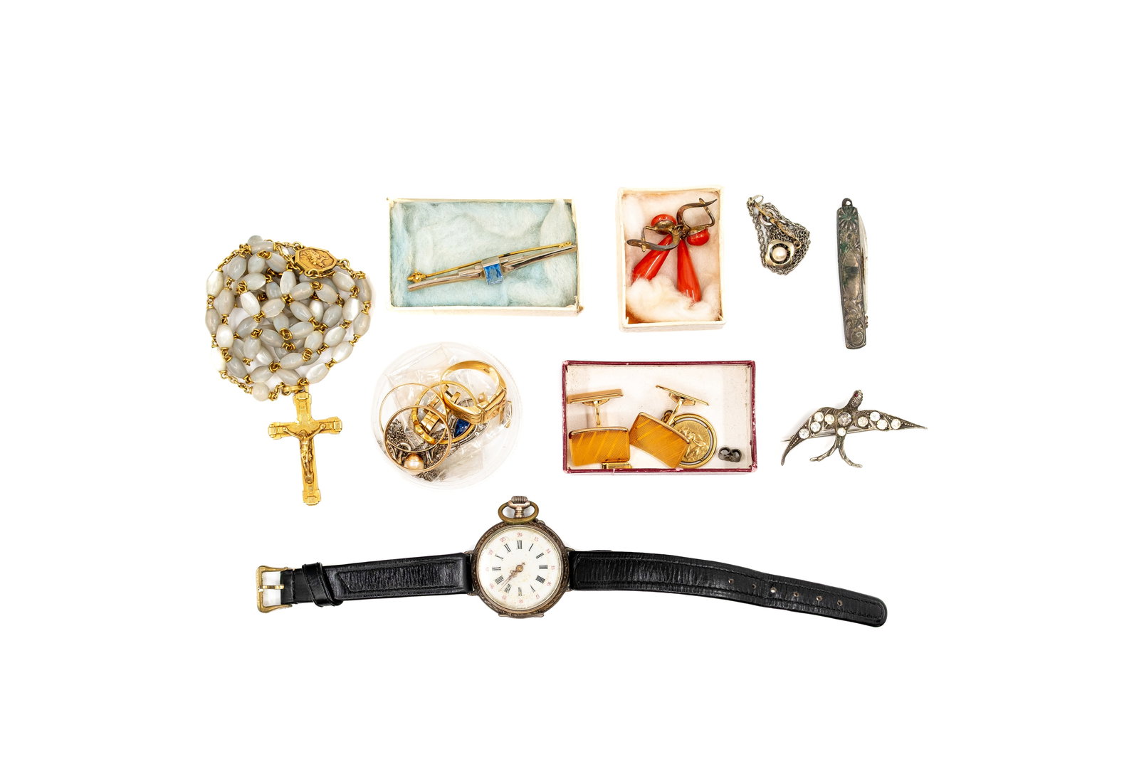 A composed lot of approx. 13 jewelry items, 18k gold, silver and costume jewelry: A composed lot of approximately 13 jewelry items. Various materials: 18k gold, silver and costume jewelry. Consisting of: - one rosary - one pair of cufflinks - one pocket knife - one pair of silver a