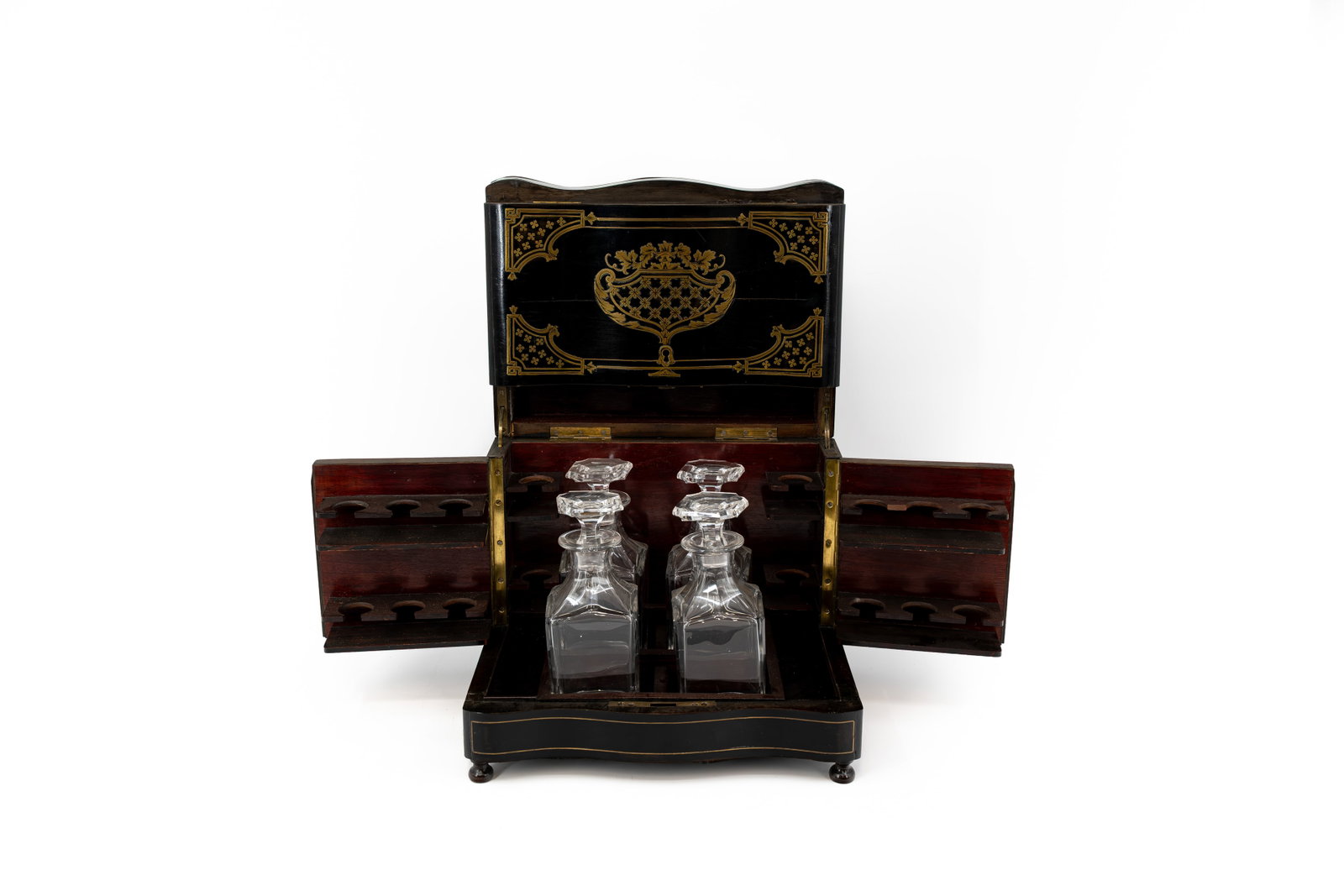 An antique Napoleon III wooden Tantalus liquor cabinet with Boulle inlay and four glass decanters: An antique Napoleon III wooden Tantalus liquor cabinet with Boulle inlay and four glass decanters. The liquor glasses are missing. 19th century. W: 31 cm