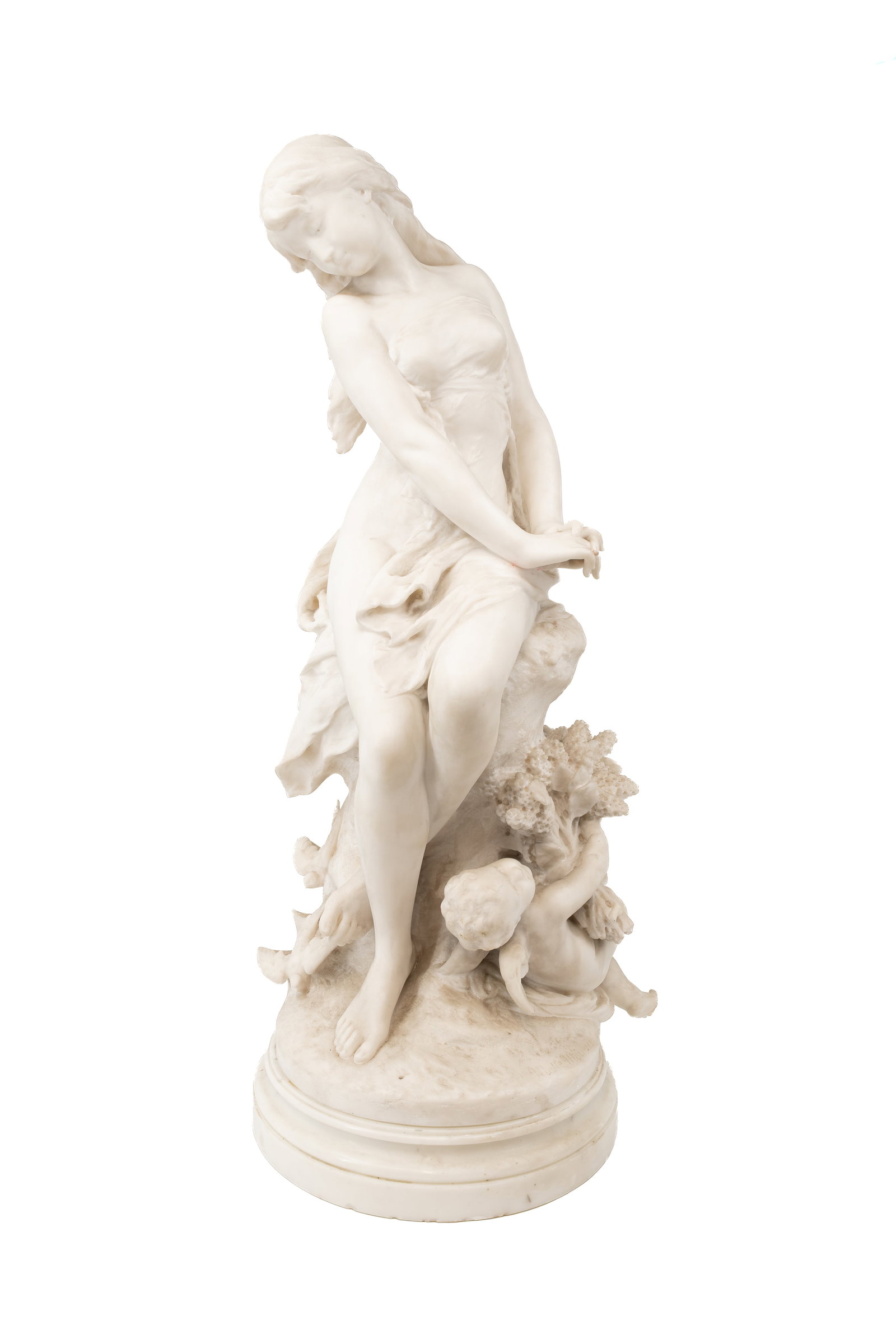 Mathurin MOREAU (1822-1912) A large and charming antique carved white marble sculpture: Mathurin MOREAU (1822-1912) A large and charming antique carved white marble sculpture representing of a seated lady and winged amor. Signed, 19th century. H: 84 cm
