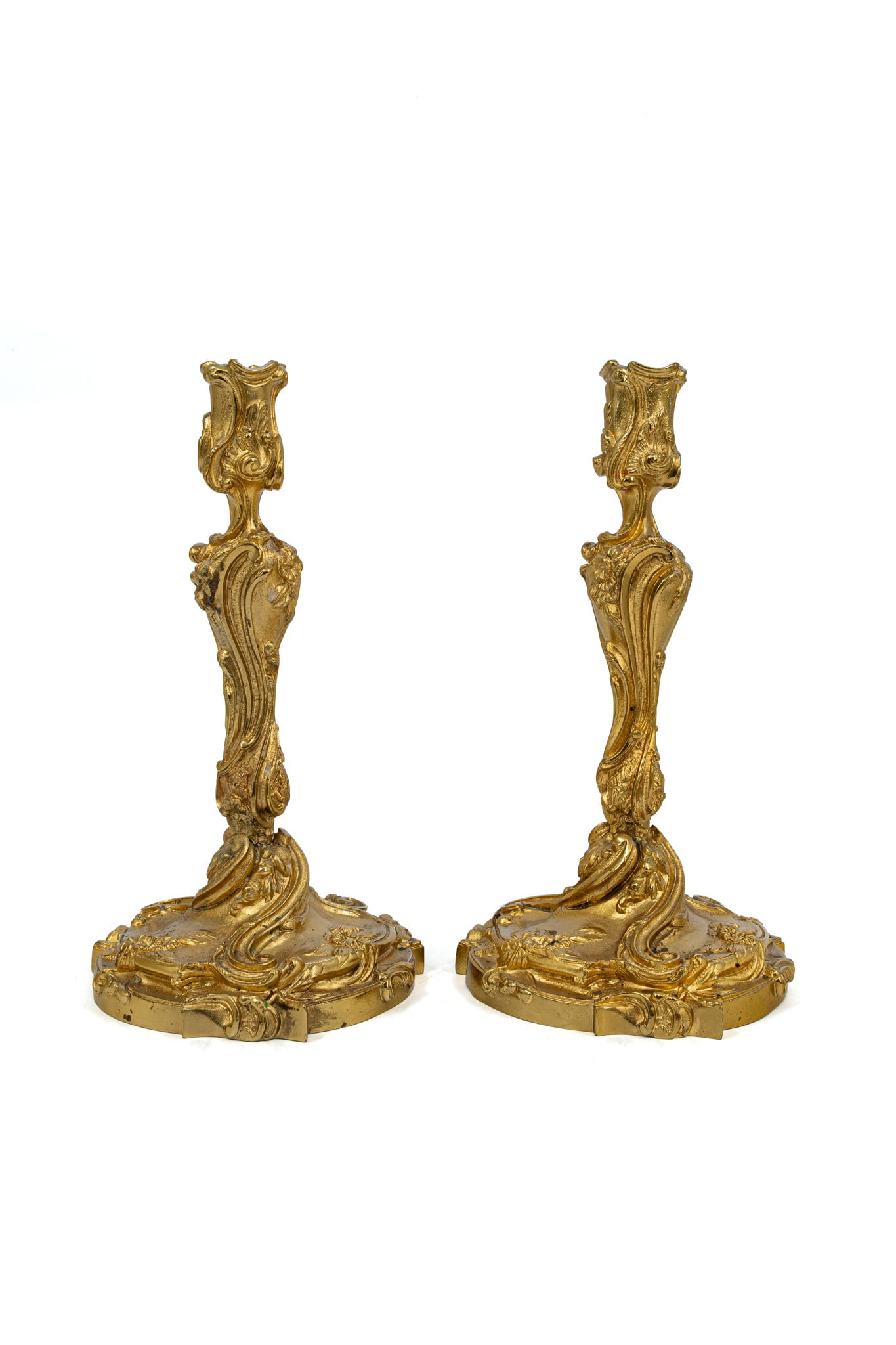 A pair of antique Louis XV style gilt bronze candleholders: A pair of antique Louis XV style gilt bronze candleholders in the manner of Juste-Aurèle Meissonnier (1695-1750). 19th century. H: 26,5 cm