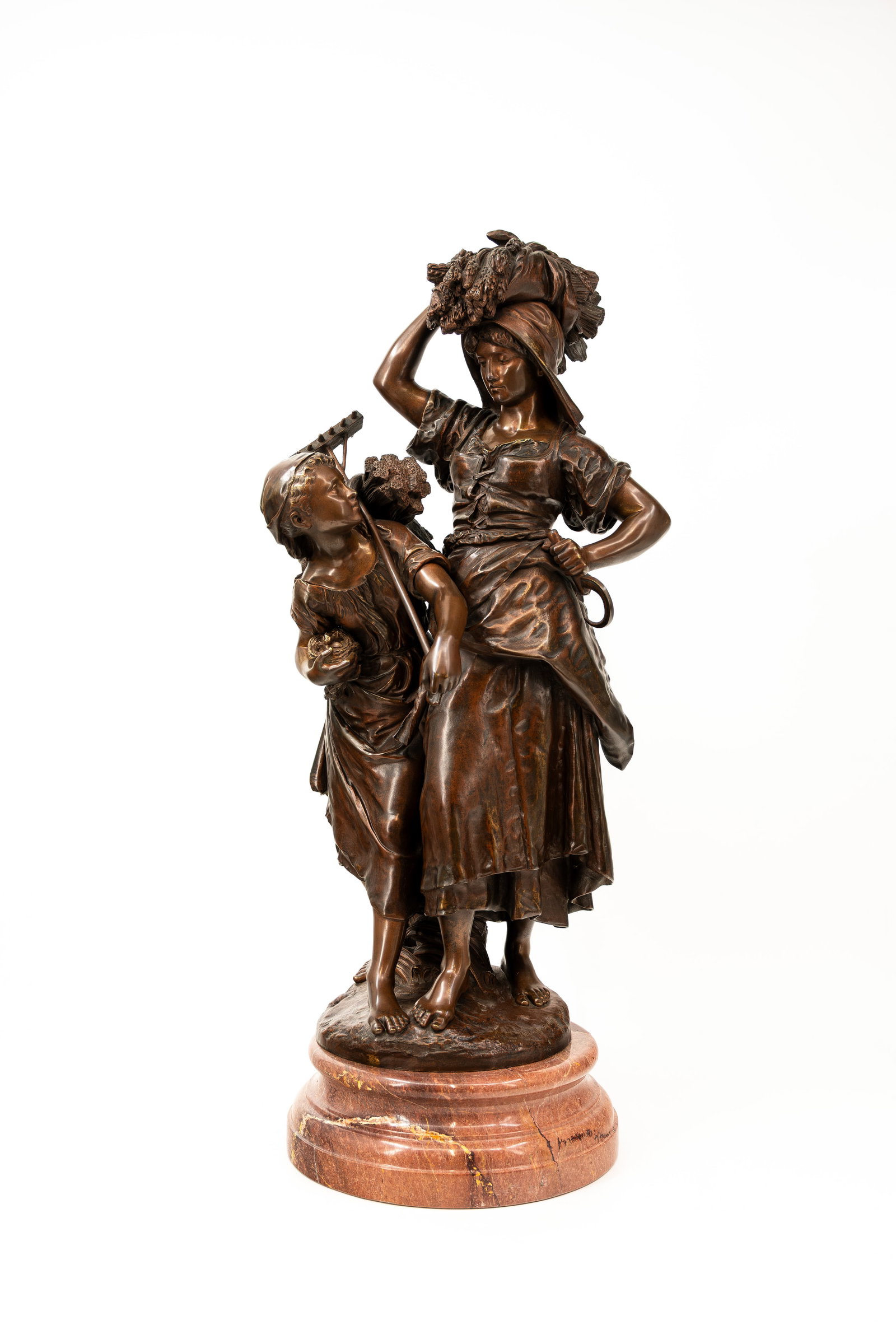Mathurin MOREAU (1822-1912) "Le retour de la moisson". An antique patinated bronze sculpture: Mathurin MOREAU (1822-1912) "Le retour de la moisson". An antique patinated bronze sculpture of two girls returning from the harvest. On a red marble base. Signed and foundry stamp. H: 65 cm.