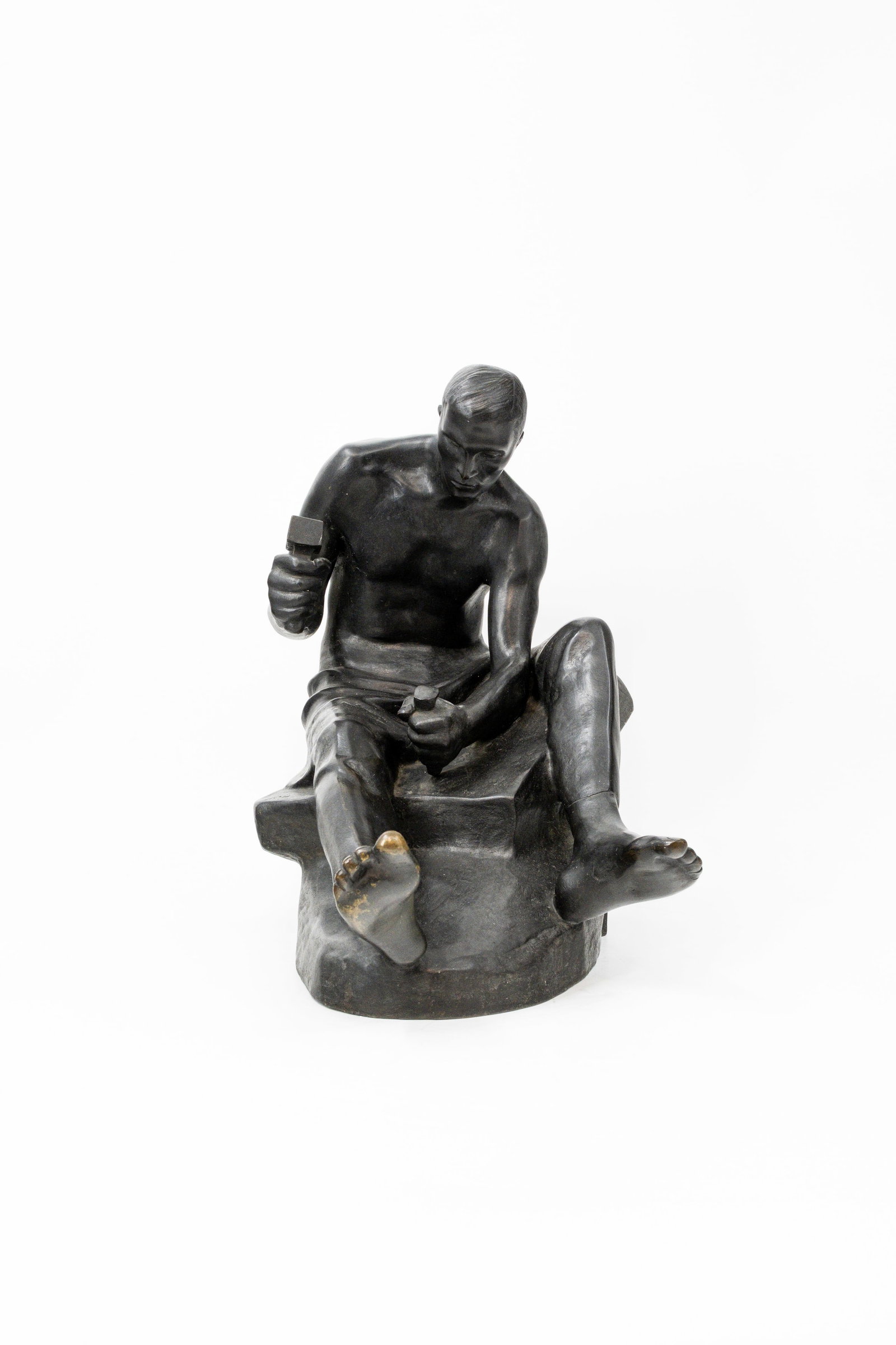 Constantin MEUNIER (1831-1905) "Le tailleur de pierres" a Belgian patinated bronze figural sculpture: Constantin MEUNIER (1831-1905) "Le tailleur de pierres". A Belgian patinated bronze figural sculpture. Signed, circa 1900. H: 36 cm