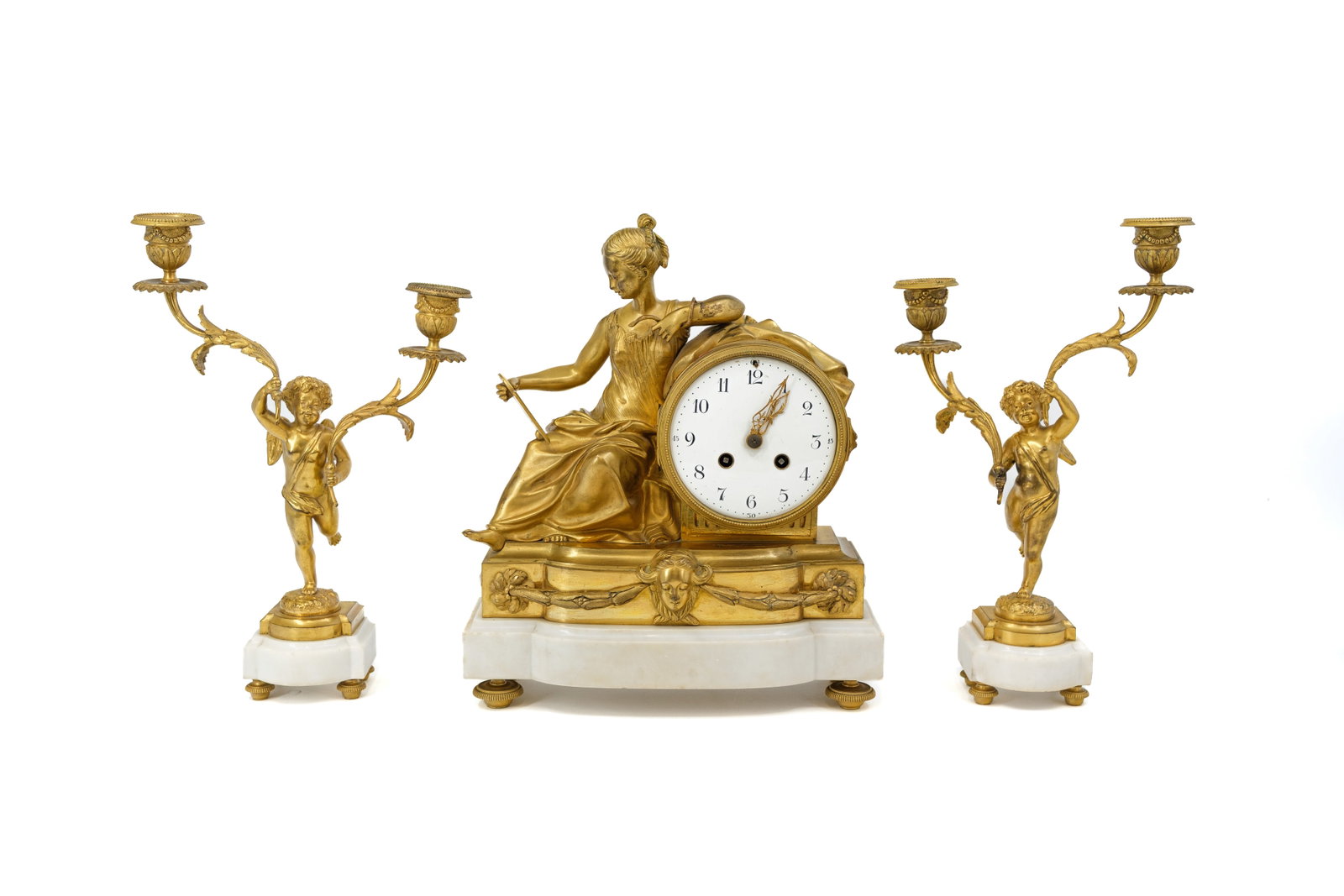 An antique Napoleon III style figural patinated bronze and marble mounted mantel clock set: An antique Napoleon III style figural patinated bronze and marble mounted mantel clock and matching candle holders. "Allegory of Prudence". Late 19th century. H: 33 cm - W: 29 cm, clock