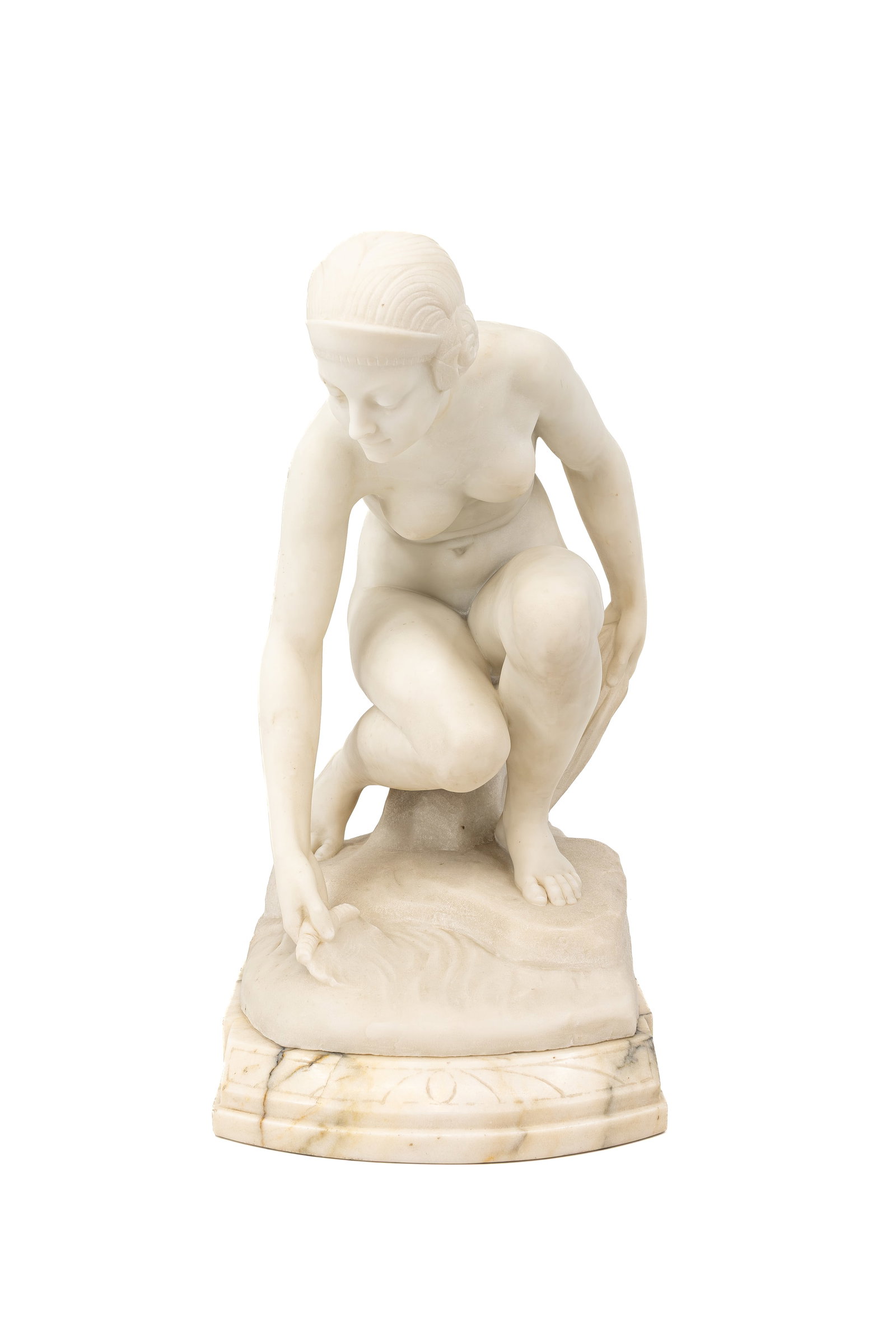 Guglielmo PUGI (1850-1915) An Art Deco carved white marble sculpture: Guglielmo PUGI (1850-1915) An Art Deco carved white marble sculpture representing a nude lady scooping water with a shell. Mounted on a marble base. Signed, early 1900. H: 50 - W: 26 - D: 30 cm