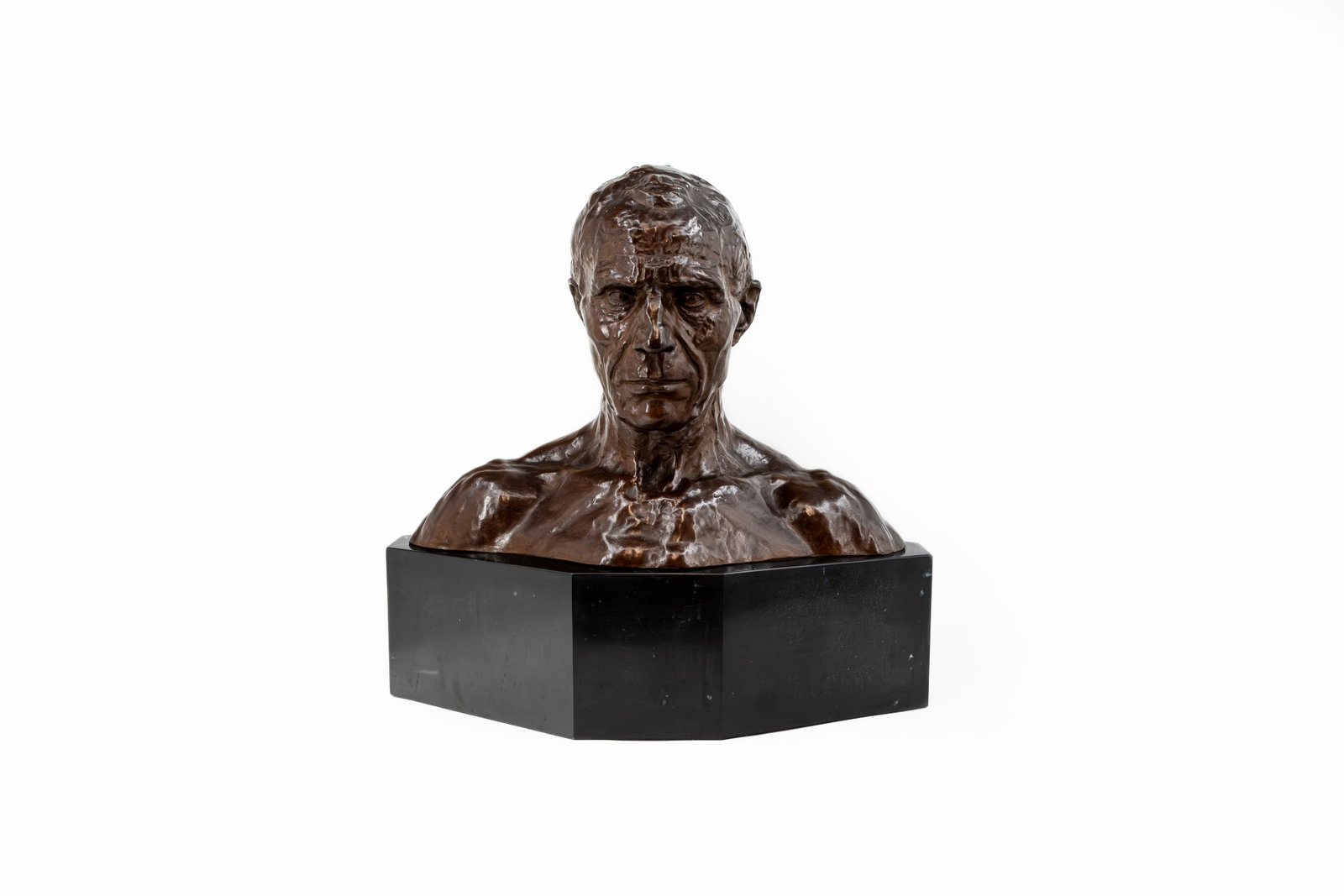 George MINNE (1866-1941). A large Belgian patinated bronze portrait bust of a man: George MINNE (1866-1941). A large Belgian patinated bronze portrait bust of a posing man, mounted on an imposing black marble base. Signed, first half 20th century. H: 42 - W: 60 cm, without base. H: 