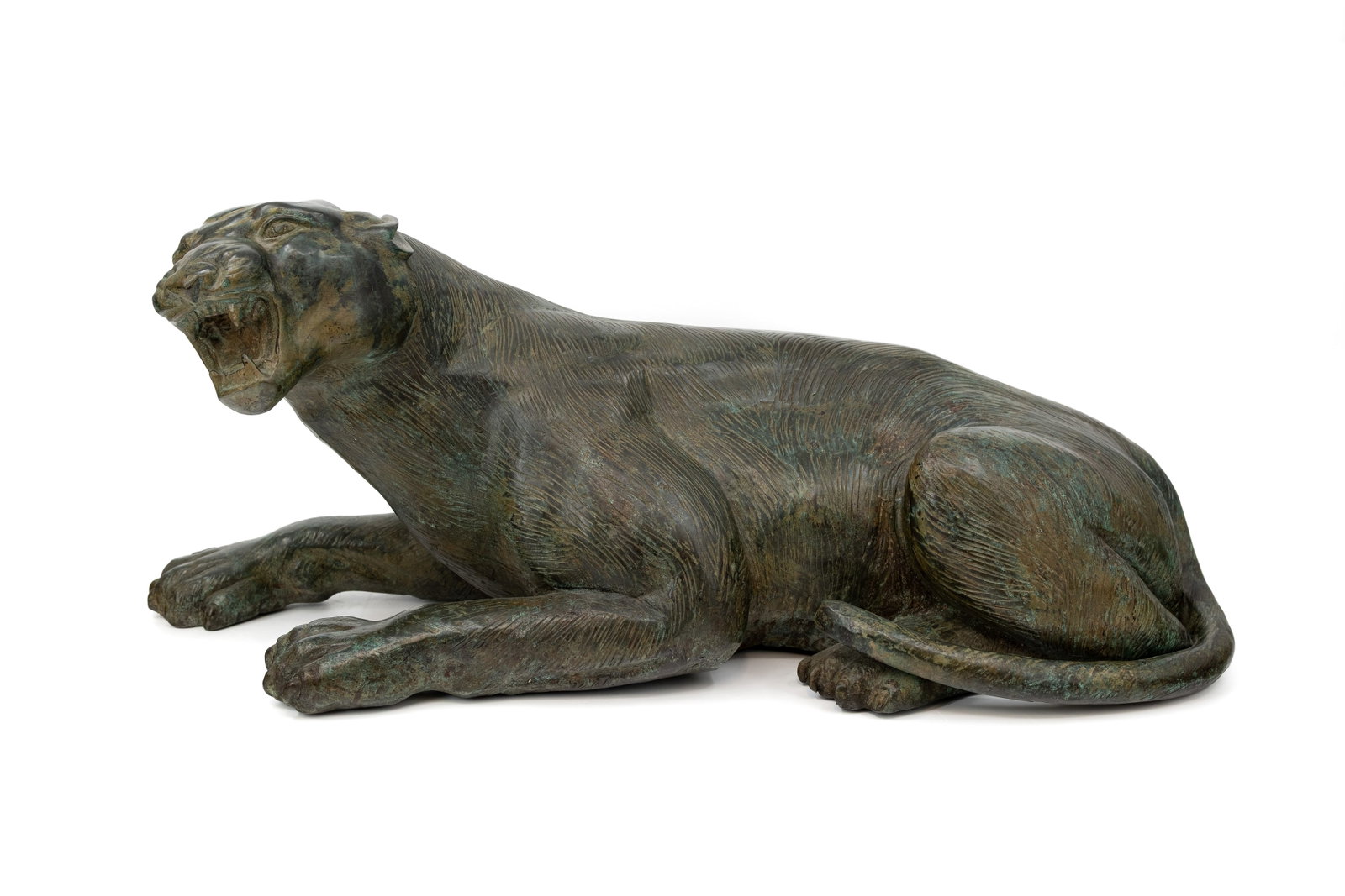 A large 20th-century patinated bronze animalier sculpture of a resting panther: A large 20th-century patinated bronze animalier sculpture depicting a resting panther. Circa 1970s. H: 28 - W: 71 cm.