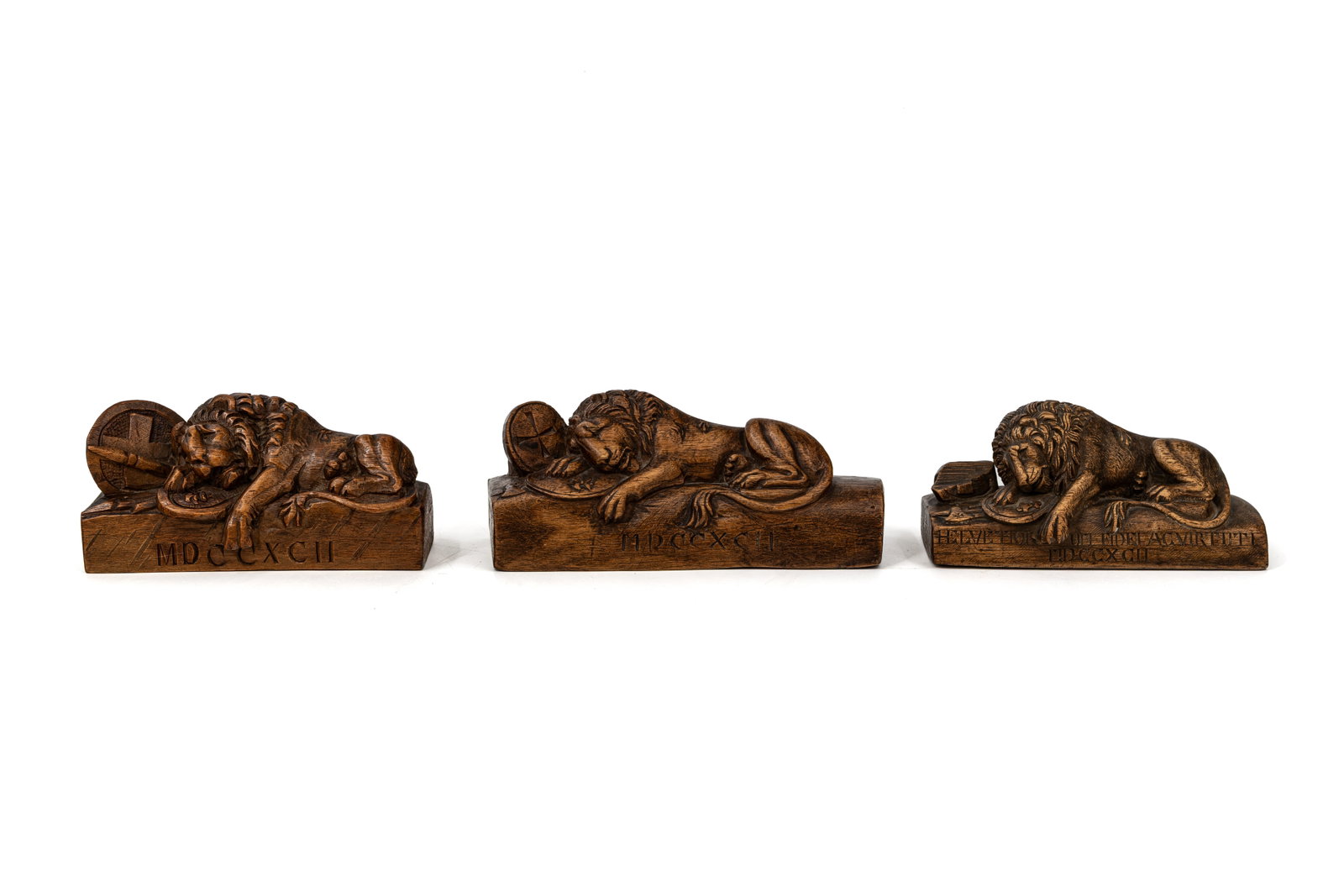 A composed lot of three small and antique German Black Forest carved sculptures of resting lions: A composed lot of three small and antique German Black Forest finely carved sculptures of resting lions. "Löwendenkmal Luzern". 19th/20th century. H: 6 - W: 14 cm, largest