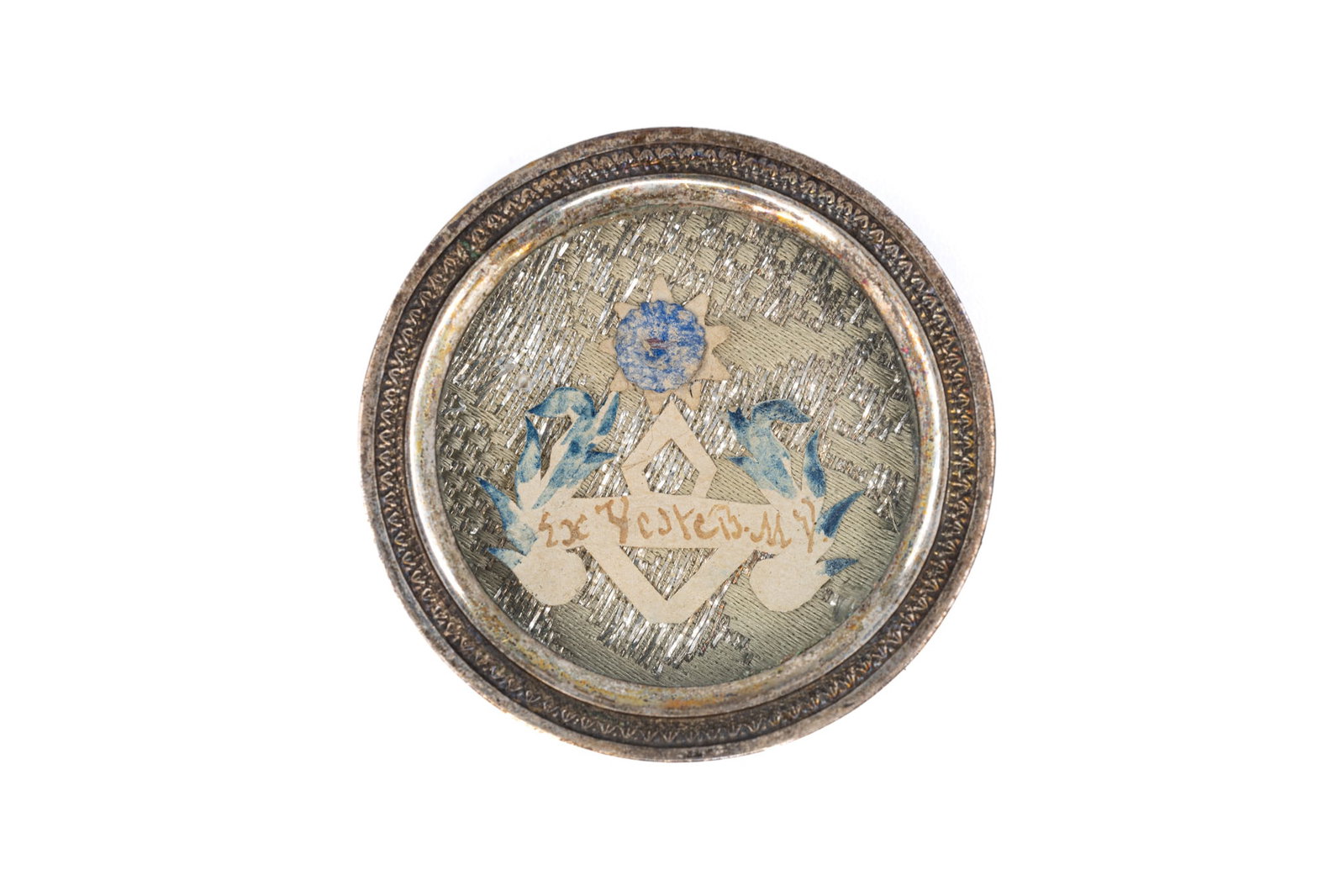 A sealed theca containing a relic from the garment of the Blessed Virgin Mary: A sealed theca containing a relic from the garment of the Blessed Virgin Mary, together with a presumably associated Engelbertus Certificate of Authenticity. "Ex Veste B.M.V." 1835 W: 3,7 cm The theca