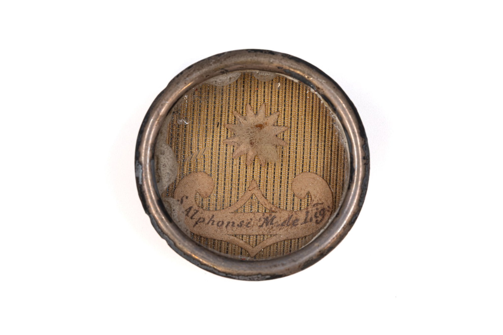 A sealed theca containing a relic from the linens of Saint Alphonsus Maria de Liguori, with a COA: A sealed theca containing a relic from the linens of Saint Alphonsus Maria de Liguori, with an Engelbertus Certificate of Authenticity. "S. Alphonsi M. De Lig." 1844 W: 3,7 cm The theca and any accomp