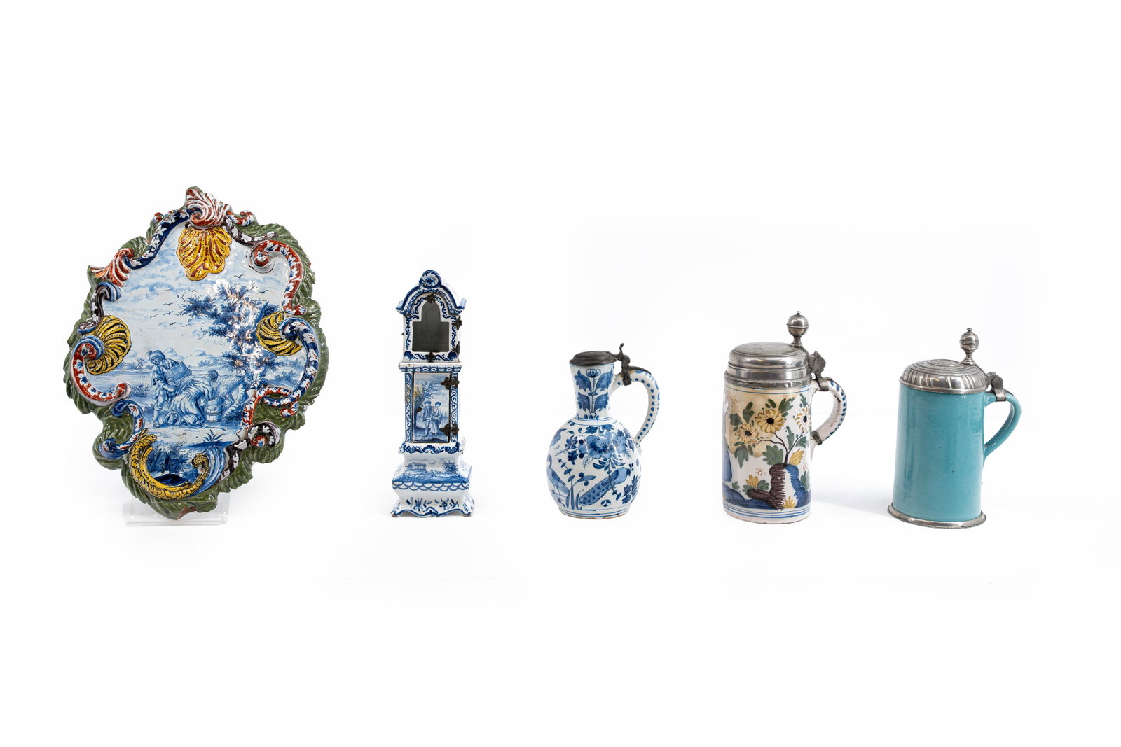 A composed lof of five various Dutch Delft style decorated ceramic objects (1 of 20)