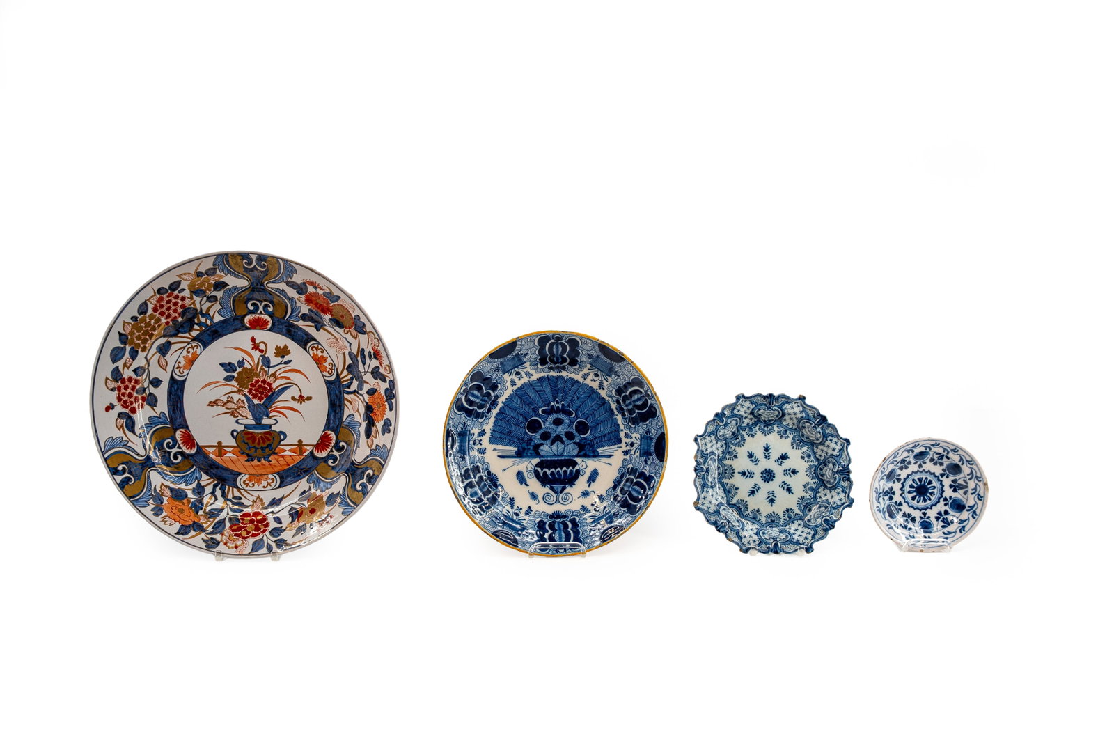 A composed lof of four variously decorated and shaped ceramic plates (1 of 5)