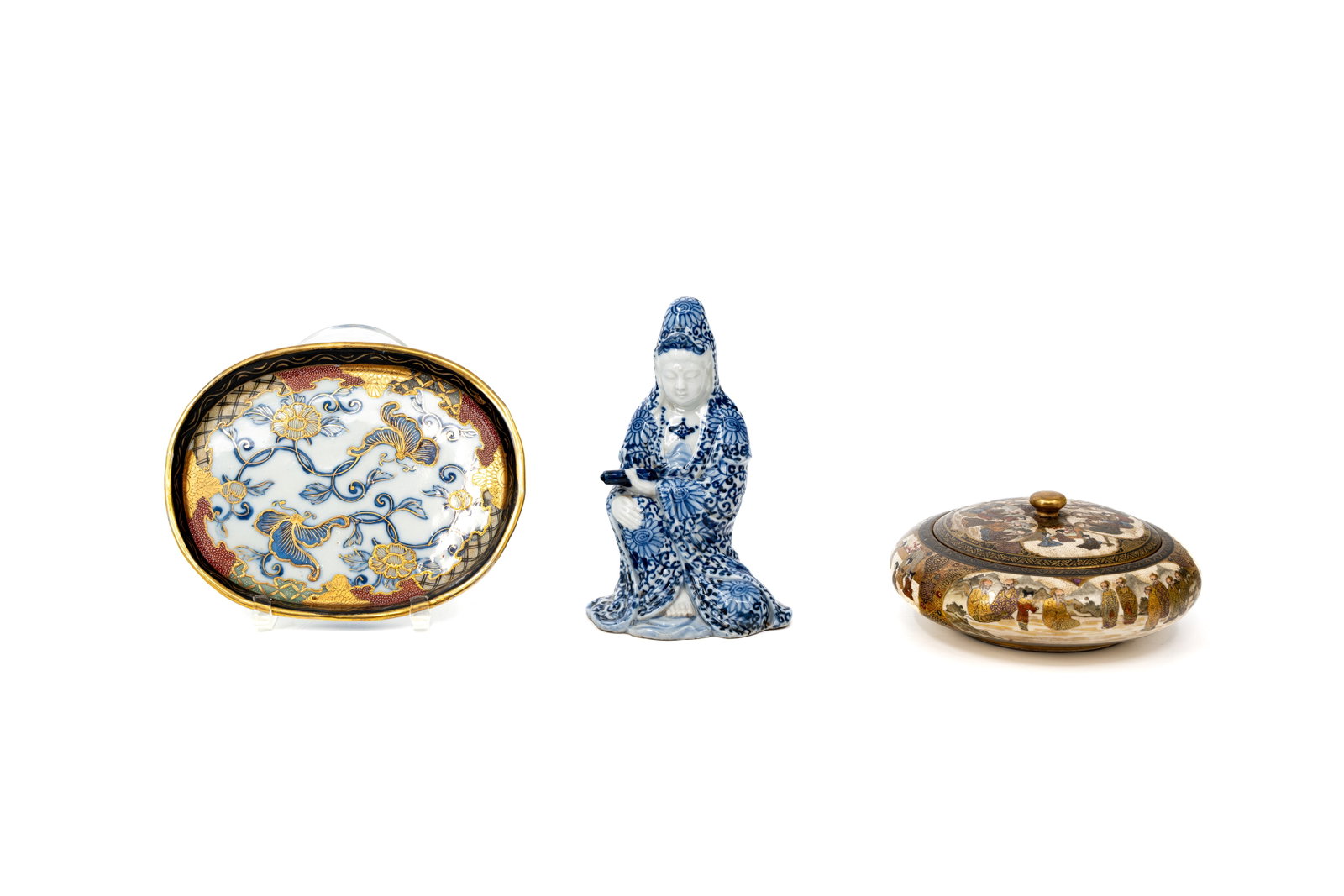 A composed lot of three various Japanese blue and white, Satsuma decorated porcelain objects (1 of 12)