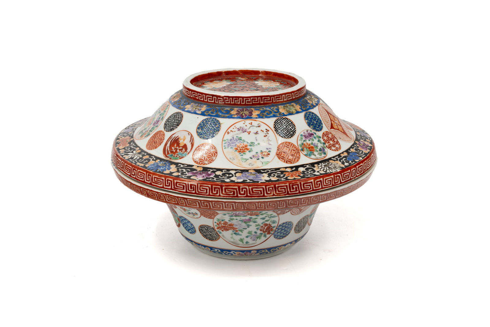 An antique Japanese Arita decorated porcelain covered rice bowl: An antique Japanese Arita decorated porcelain covered rice bowl. Circa 1900. H: 23 - W: 33 cm