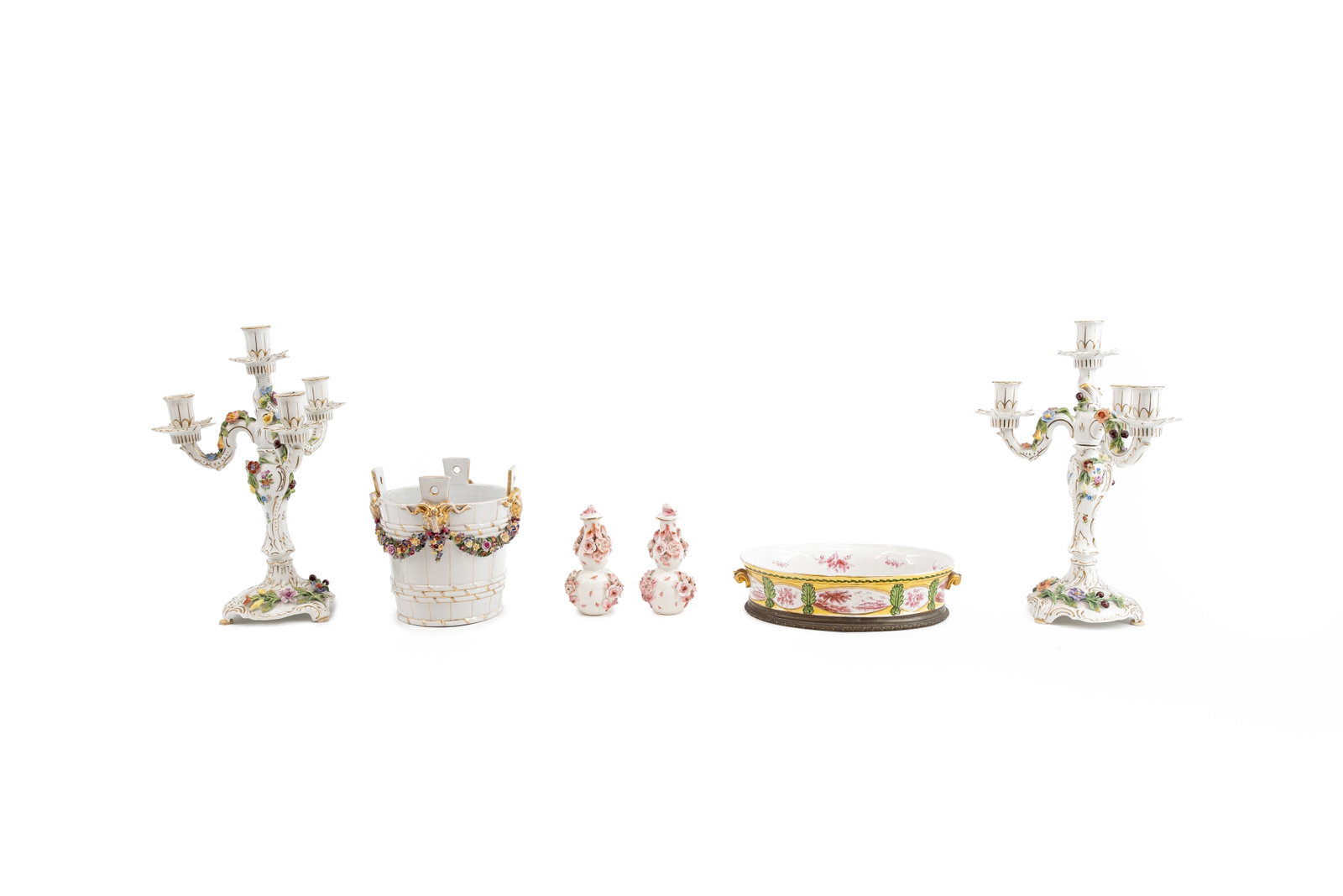 A composed lot of six variously decorated and shaped porcelain objects (1 of 16)