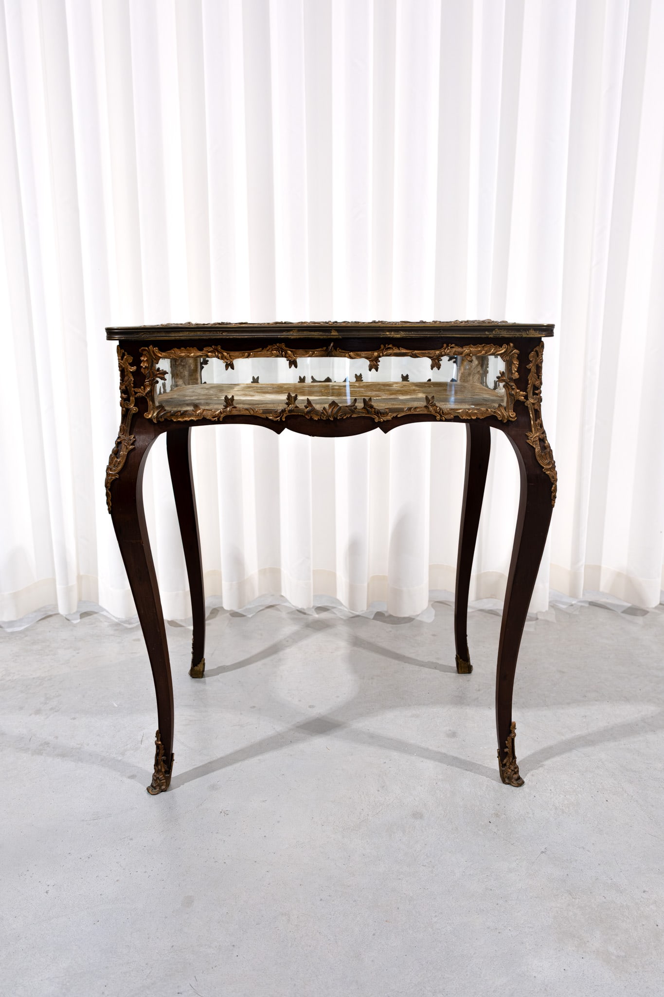 A French Louis XV style gilt bronze mounted and glass display table cabinet: A French Louis XV style gilt bronze mounted and glass display table cabinet. 19th/20th century. H: 91 - W: 60 cm