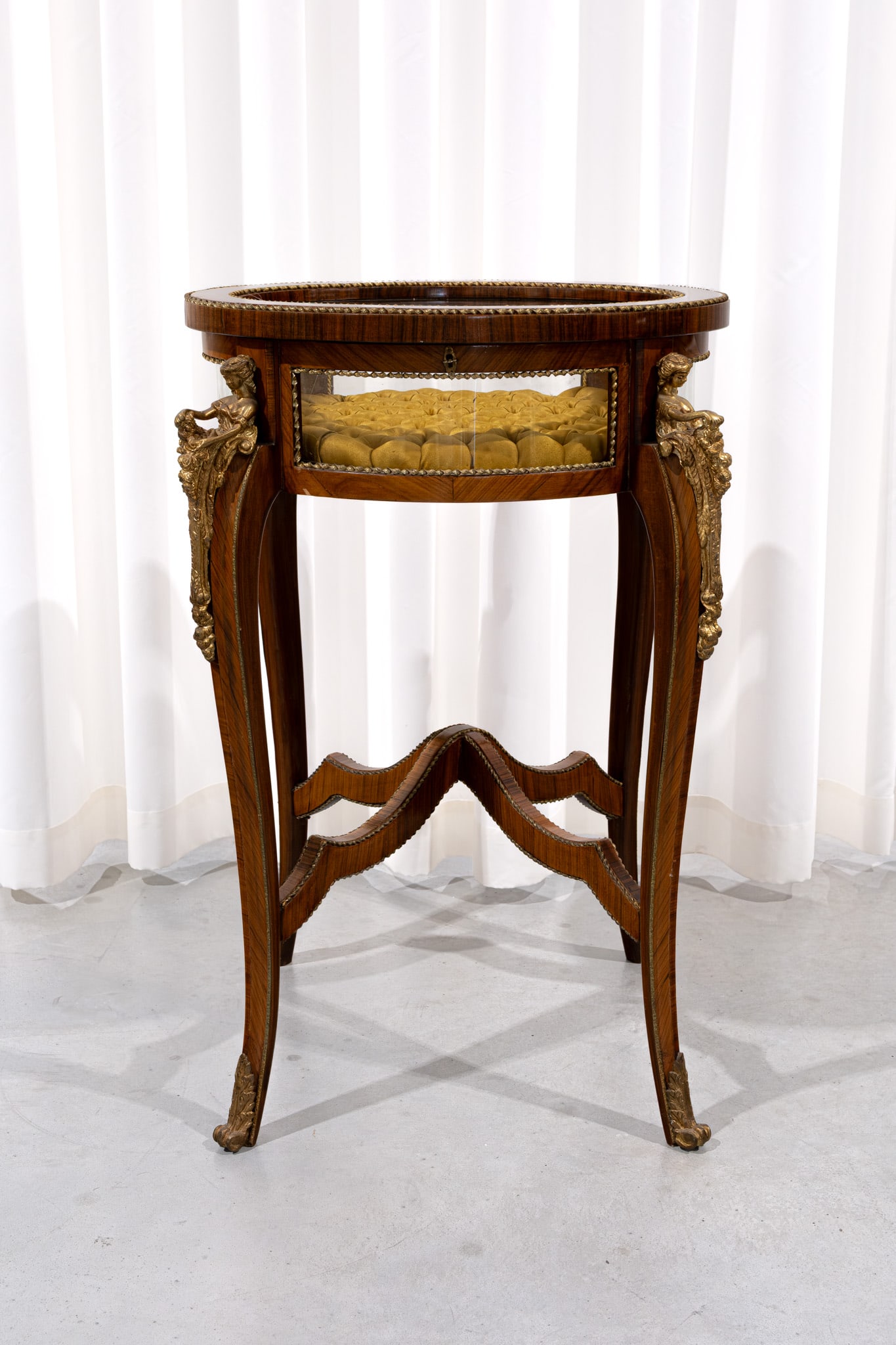 A 20th century French Louis XV style bronze mounted display table: A 20th century French Louis XV style bronze mounted display table. Circa 1970s. H: 81,5 - W: 68 cm