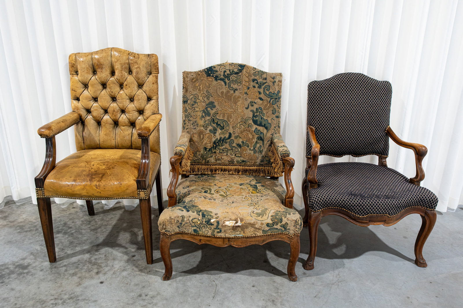 A composed lot of three various Louis XV, baroque, and chesterfield style armchairs (1 of 14)