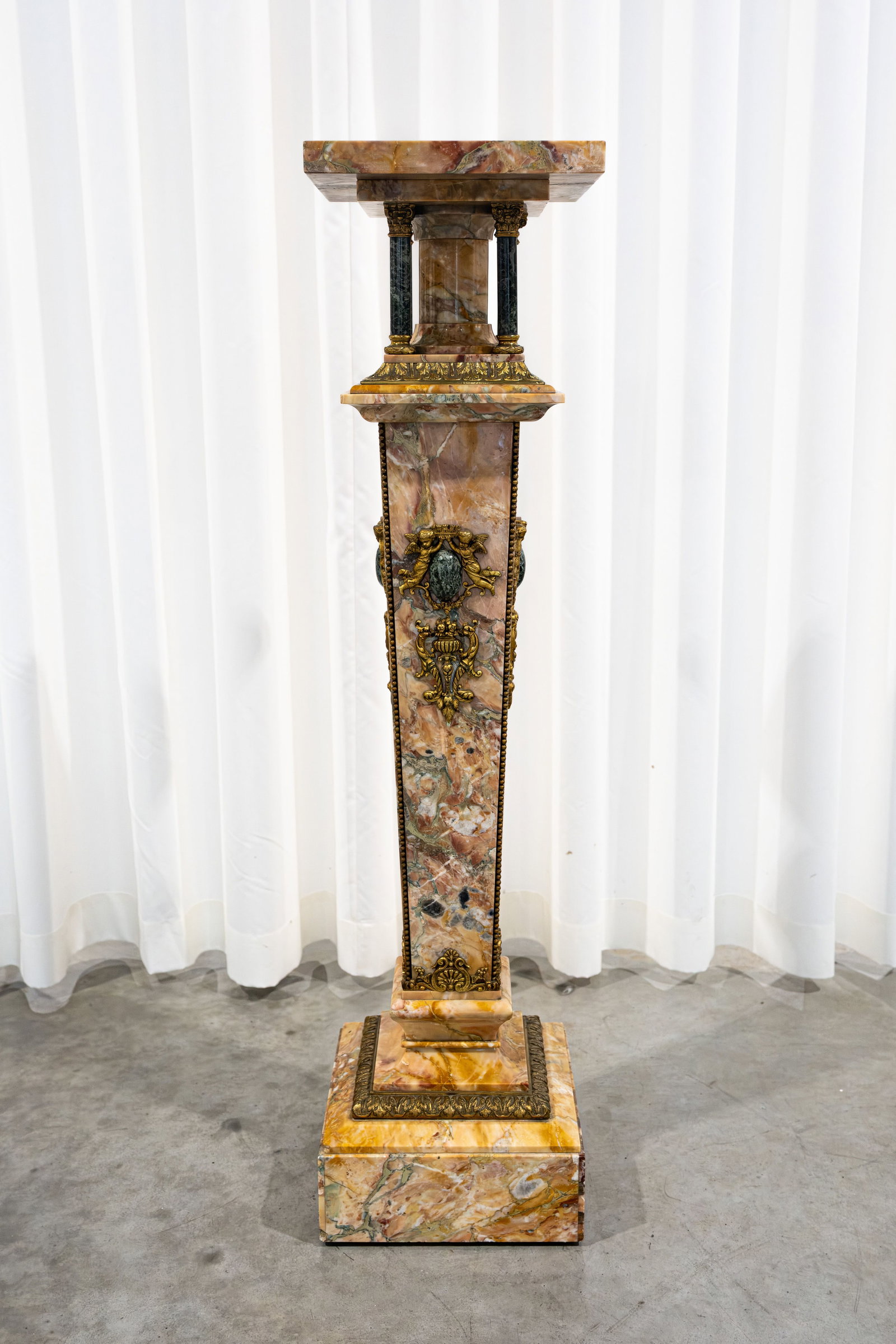 An antique French bi-colored marble pedestal with brass decorated mountings: An antique French bi-colored marble pedestal with brass decorated mountings and column. Late 19th century. Condition: one corner on the top shows a small damage, report available upon request. H: 110 