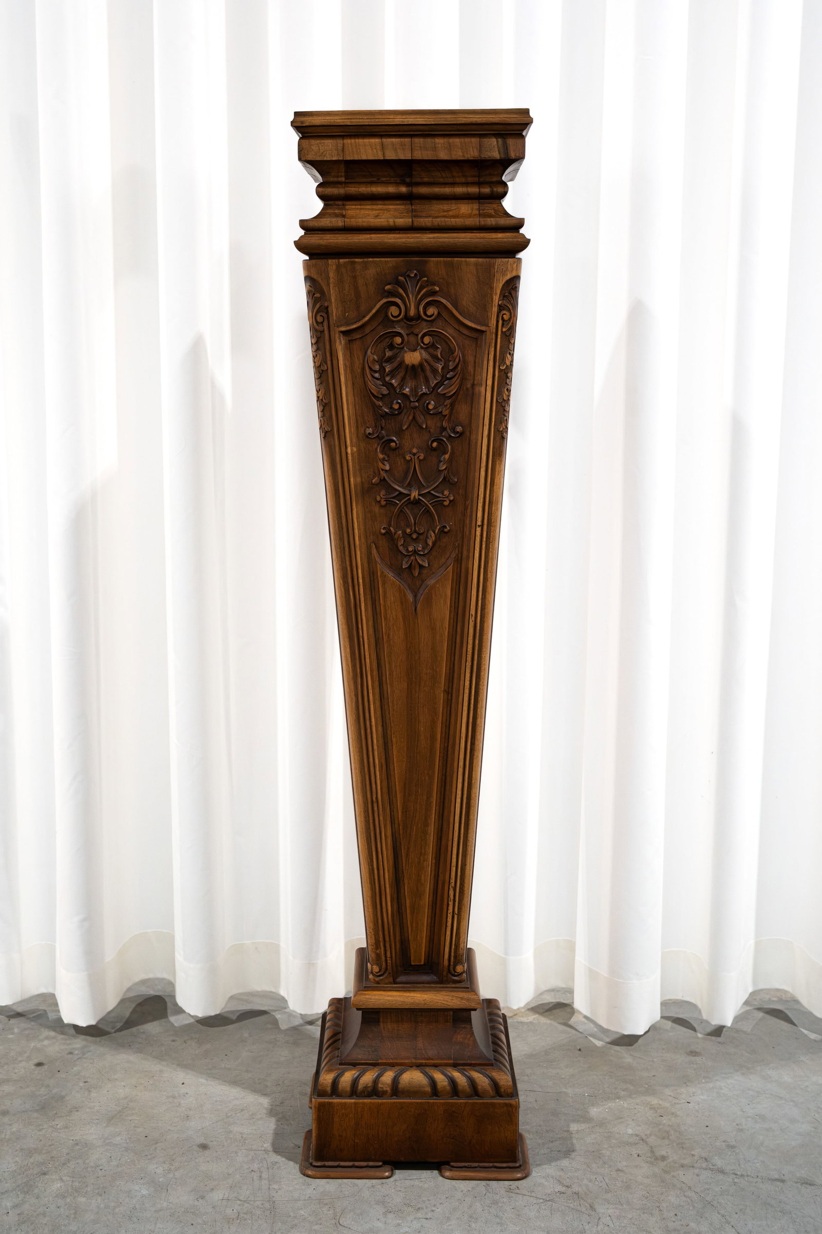 An antique Rococo-style square-shaped carved wooden pedestal with rocaille decoration (1 of 5)
