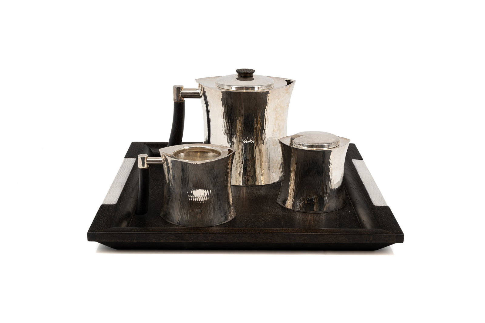 A French Christofle sterling silver coffee service set: A French Christofle sterling silver coffee service set - model "Masai". Consisting of: one coffee pot, one creamer, one sugar dispencer and one matching tray. Marked and 925. 20th century. H: 9 - 14,5