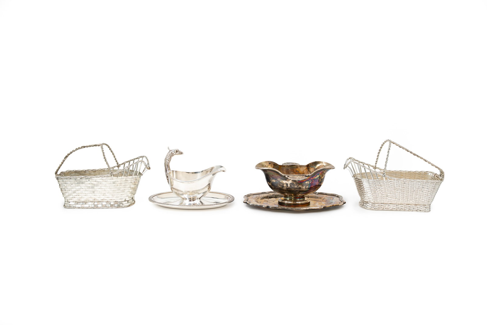 A composed lot of four French Christofle silver plated table ware objects: A composed lot of four French Christofle silver plated table ware objects. Consisting of: two various shaped sauce boats and two wine baskets. Marked, 20th century. H: 11,5 - 16,5 cm, smallest to larg