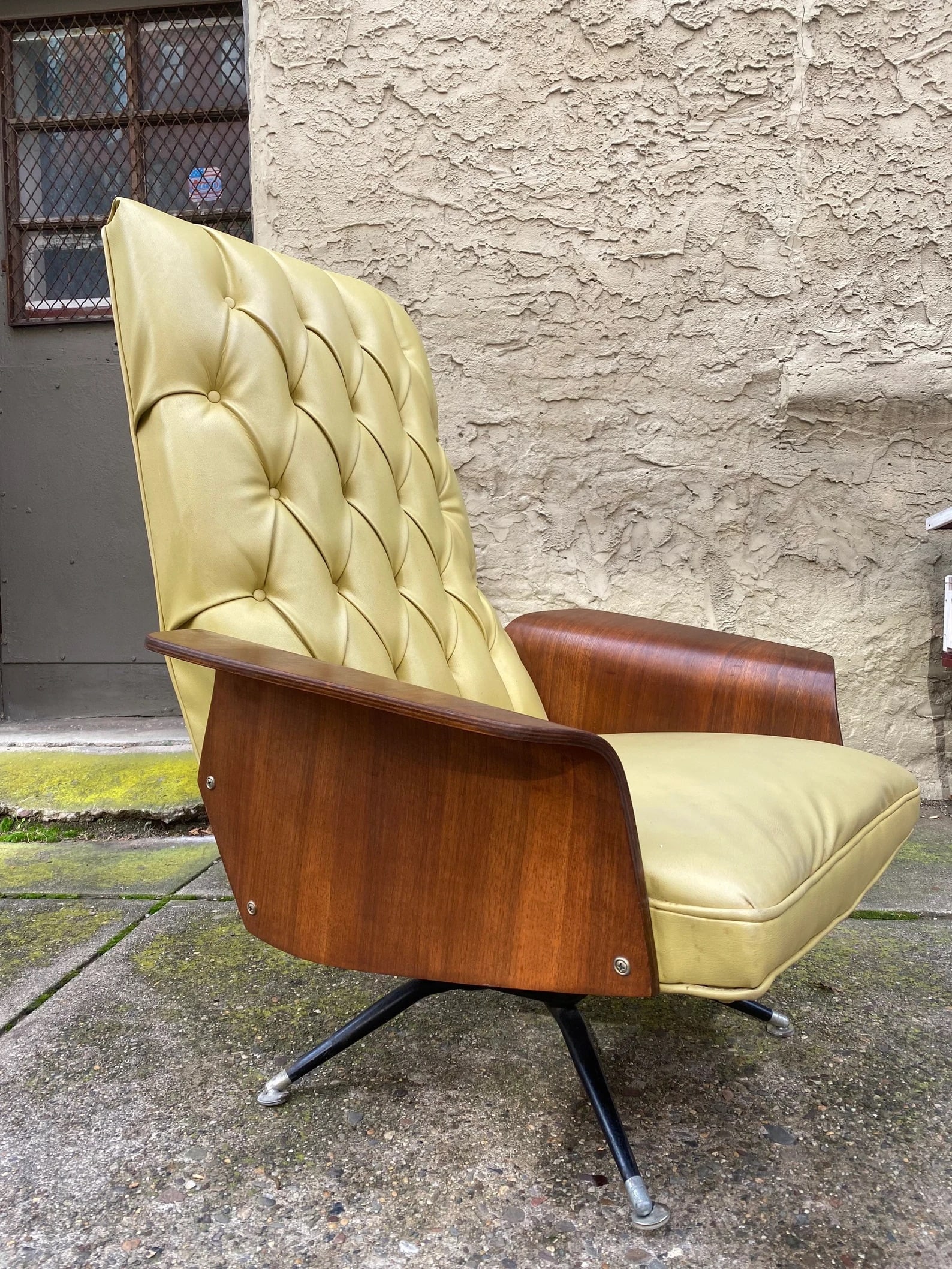 George Mulhauser Plycraft Lounge Chair, Green Tufted Upholstery: Mid-century modern lounge chair by George Mulhauser for Plycraft featuring molded walnut plywood shell, tufted green leatherette upholstery, and swivel metal base. Sculptural and ergonomic American mo