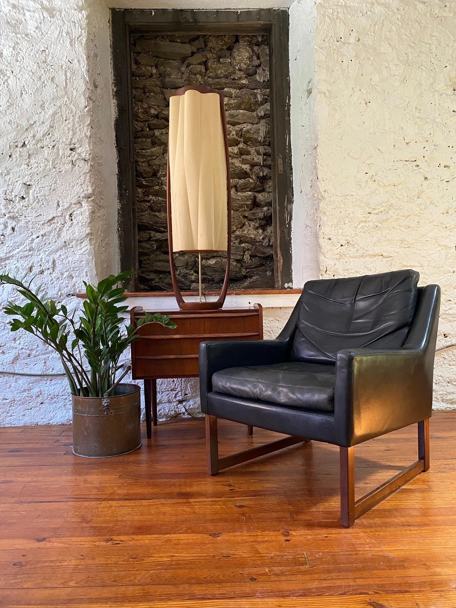 Pair of Danish Modern Black Leather Lounge Chairs (1 of 10)