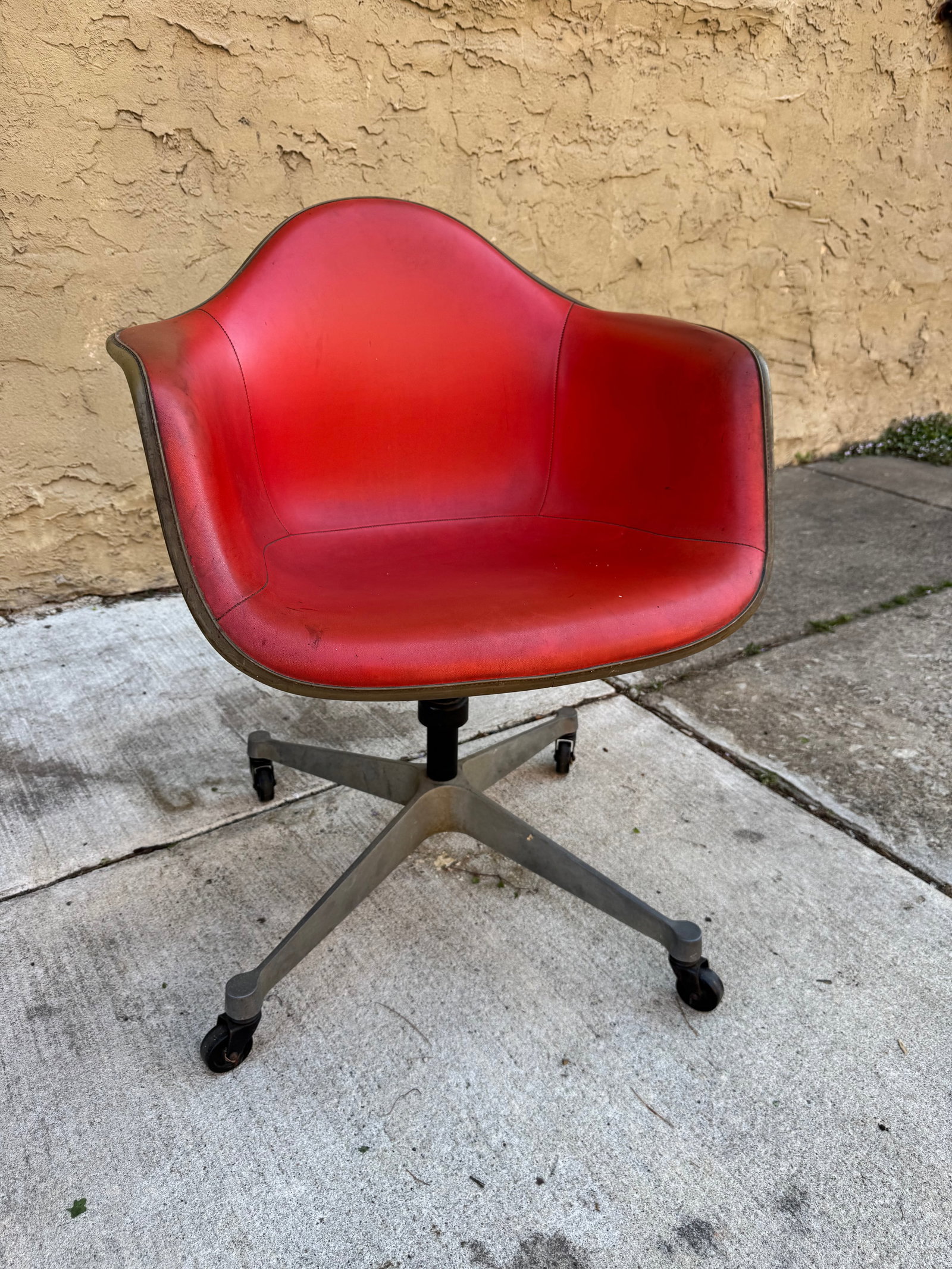 Vintage Herman Miller Eames Molded Fiberglass Armchair on Swivel Caster Base (1 of 5)