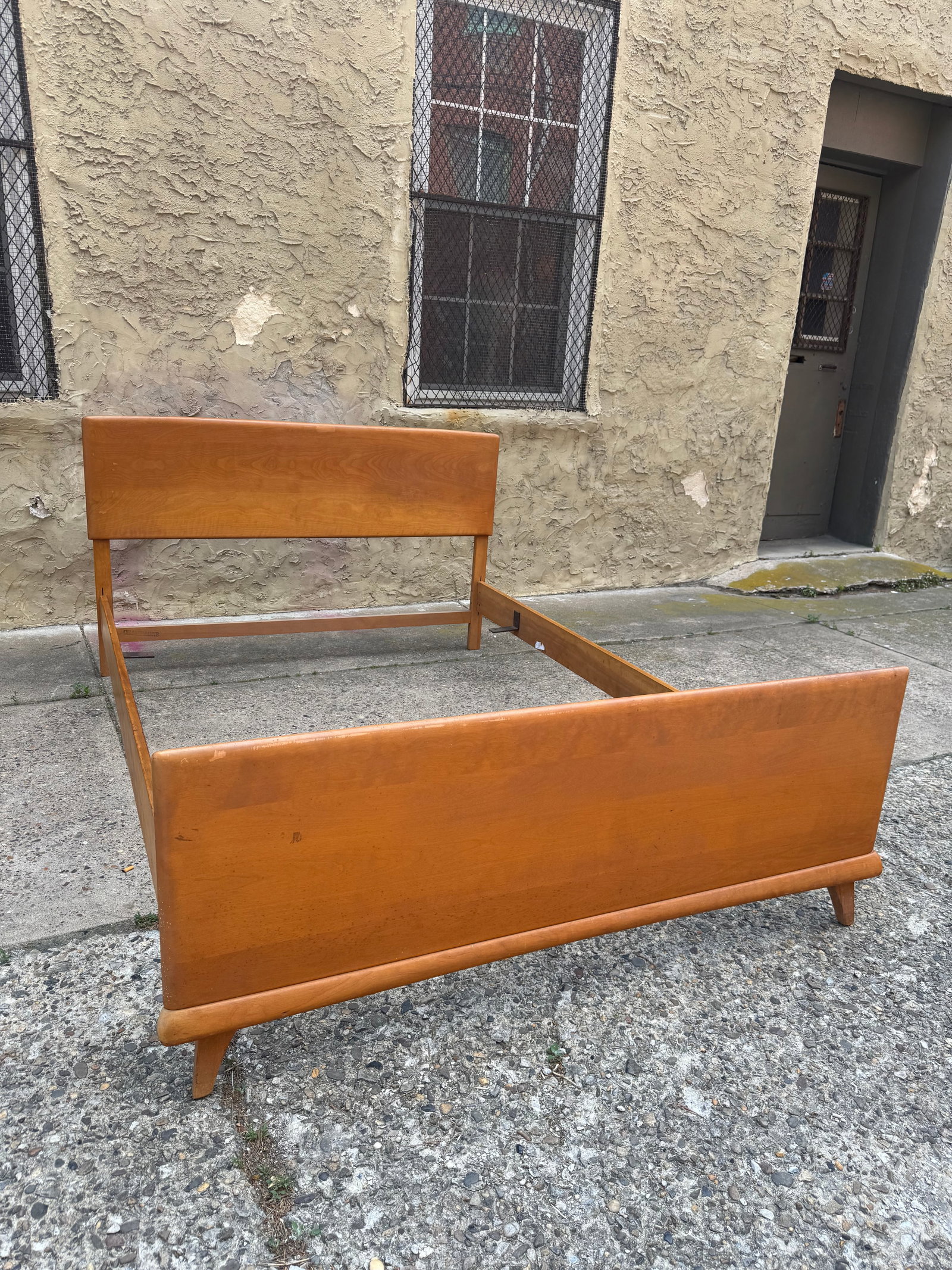 Vintage Heywood-Wakefield Full Size Bed Frame: Iconic mid-century modern full-size bed frame by Heywood-Wakefield featuring the brand’s signature blonde champagne finish and clean aerodynamic lines. Constructed from solid hardwood with headboard