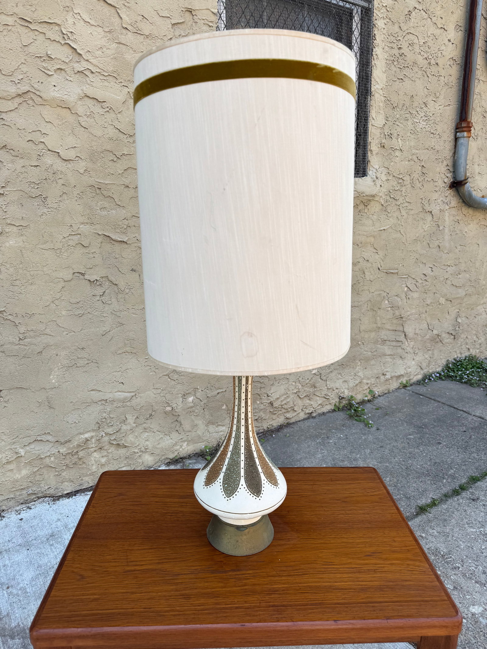 Vintage Mid-Century Modern Quartite Creative Corp. Chalkware Table Lamp Base: Authentic 1960s mid-century modern lamp base by Quartite Creative Corp featuring sculpted white chalkware with textured brown teardrop panels and gold-toned atomic detailing. The tapered form rests on