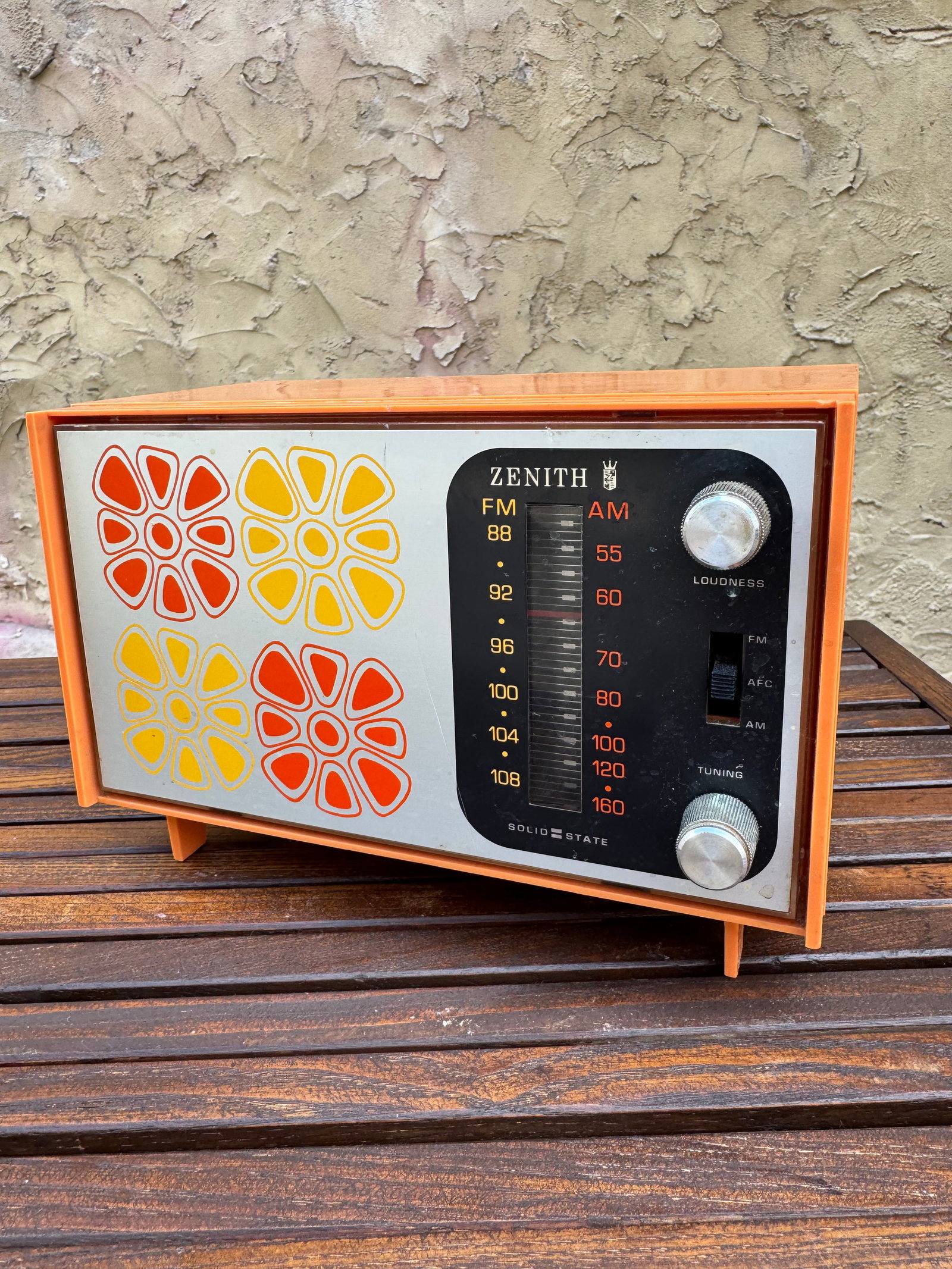 Vintage Zenith Flower Power Table Radio (1 of 3)
