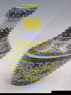 18th Century Blue and White Garlic Bottle: 18th Century Yellow-Glazed Blue and White Garlic Bottle Introduction: An 18th Century Yellow-Glazed Blue and White Garlic Bottle, a masterpiece of porcelain craftsmanship from the