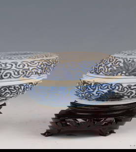 Blue and white porcelain box cover during the Kangxi period in China: Exquisite Blue and White Porcelain Box Cover from the Kangxi Period" Introduction:
Step into the grandeur of the Kangxi period in China with this magnificent blue and white porcelain box