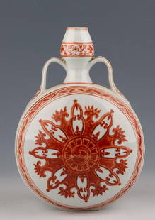 Chinese Iron Red Porcelain Moon Bottle: 'Elegant Iron Red Porcelain Moon Bottle" Introduction:
Elevate your collection with this exquisite iron red porcelain moon bottle, a stunning example of traditional Chinese ceramics.