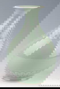 Pea Green Glazed Qianlong Jade Lake Spring Bottle: "Exquisite Pea Green Glazed Jade Spring Bottle with Qianlong Seal" Introduction:
Indulge in the elegance of this stunning pea green glazed jade spring bottle, adorned with a coveted