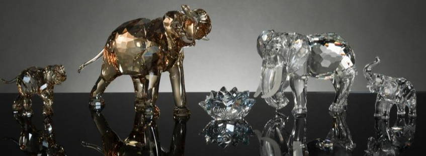 Swarovski Crystal Elephant Statues Collection:: "Swarovski Crystal SCS Elephant Statues Collection: Set of 4 Majestic Elephant Sculptures" Introduction:
Embark on a journey to the heart of the African savannah with this exquisite set
