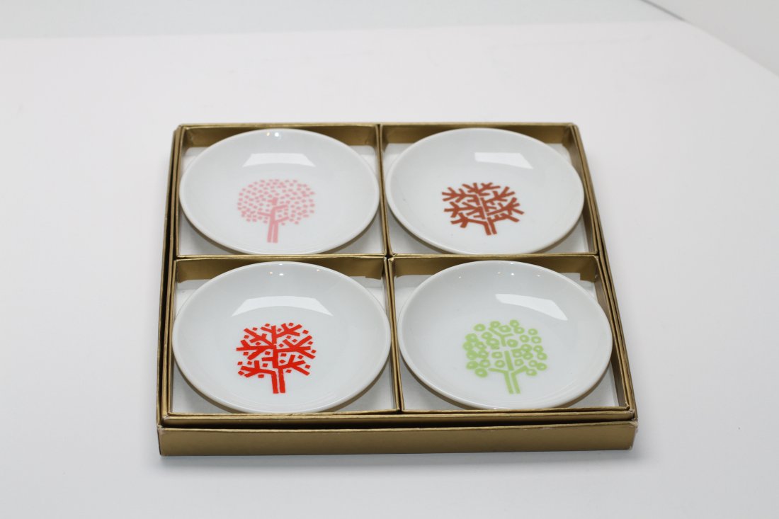 ICONIC FOUR SEASONS DESIGN ASHTRAYS (1 of 3)